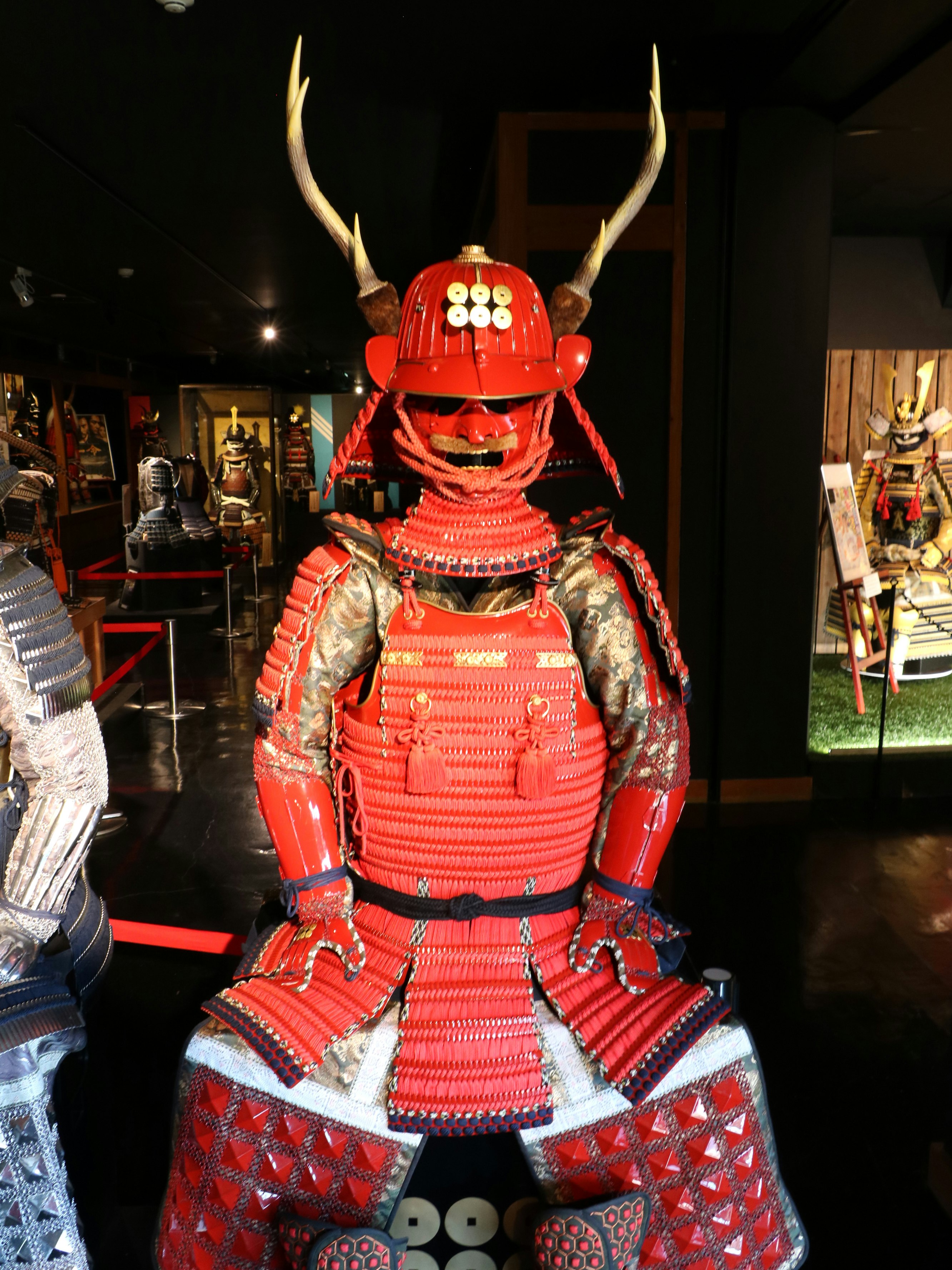 博物馆内展示的红色盔甲武士人形