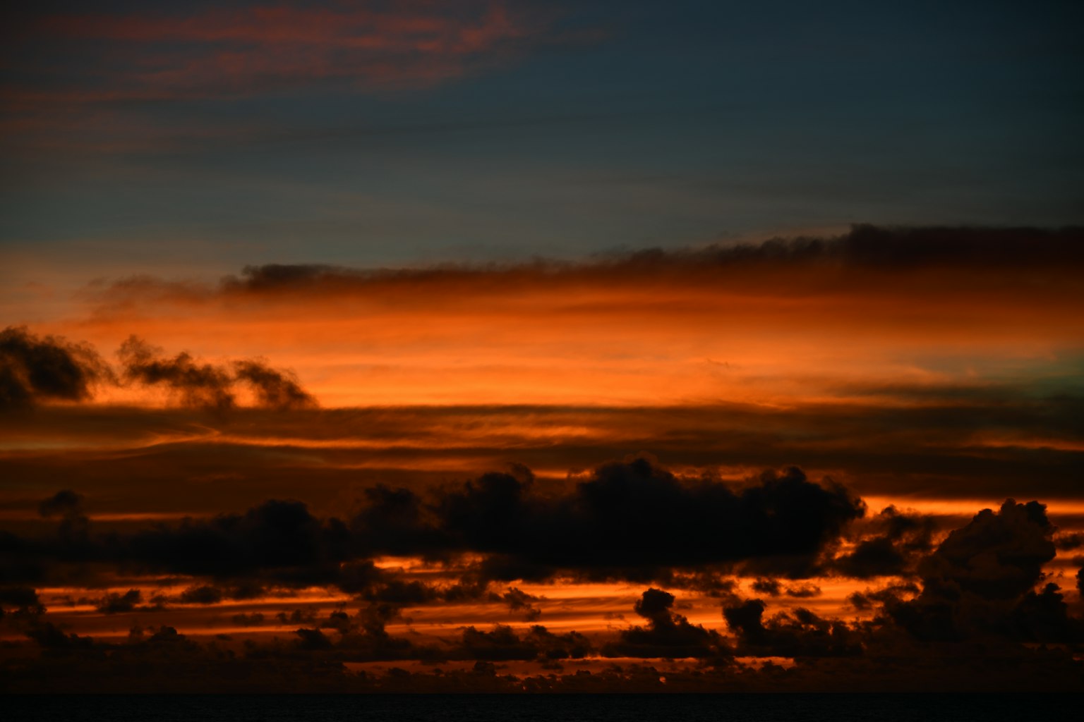 Lebendiger Sonnenuntergangshimmel mit Orangetönen und Blau