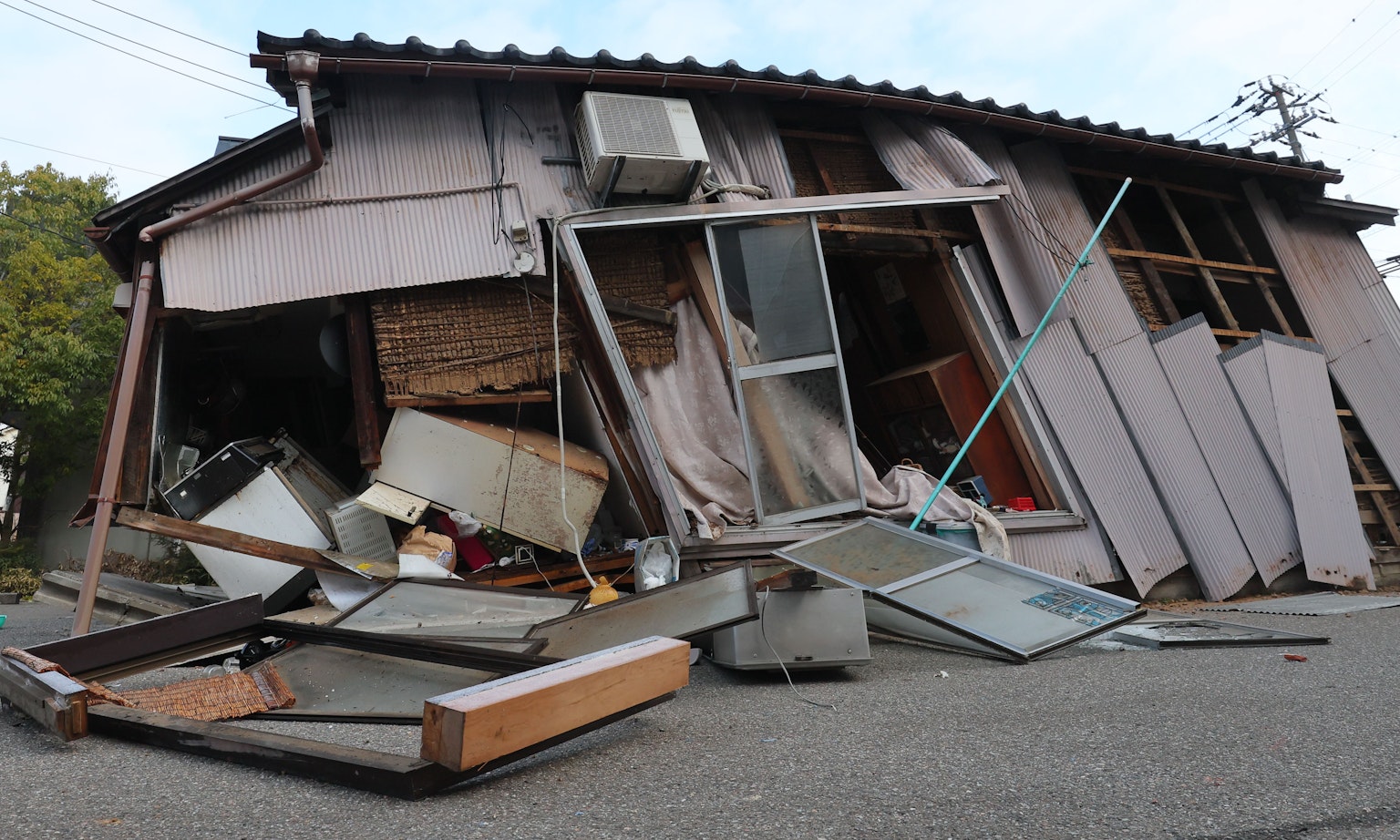 Eingestürztes Haus mit verstreutem Mobiliar