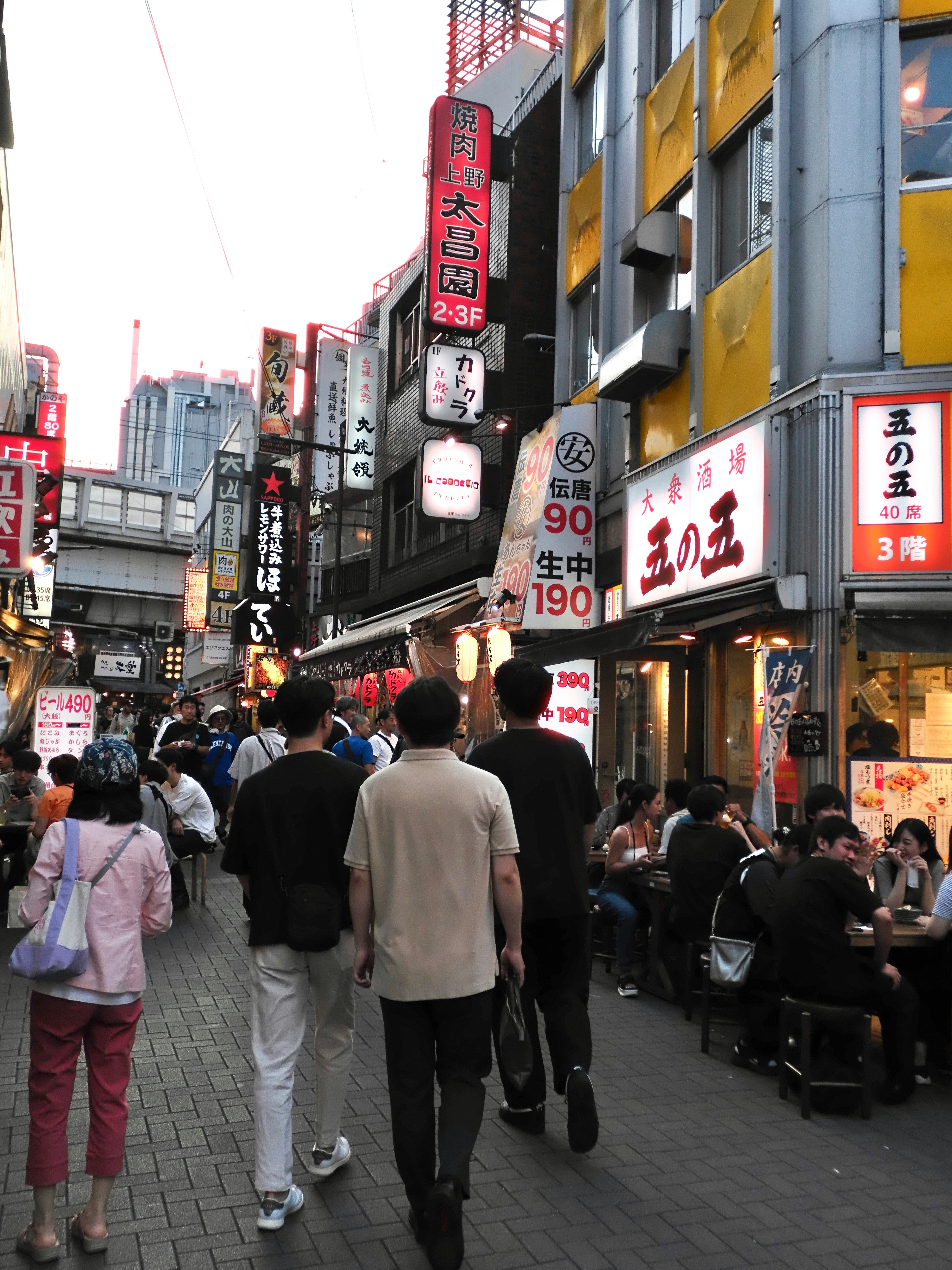 にぎやかな商店街の軒先と人々が行き交う通り