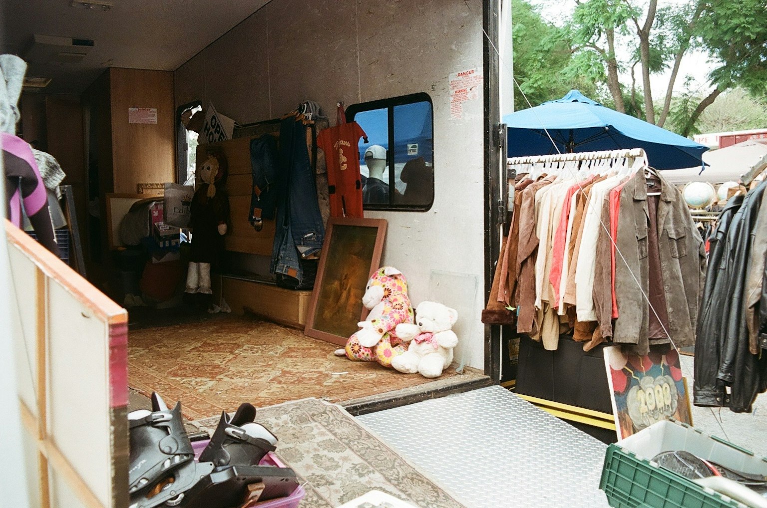 Intérieur d'un stand de vêtements vintage avec divers vêtements et décorations