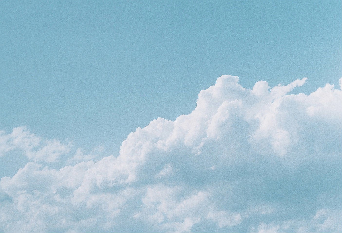 青空に浮かぶ大きな雲