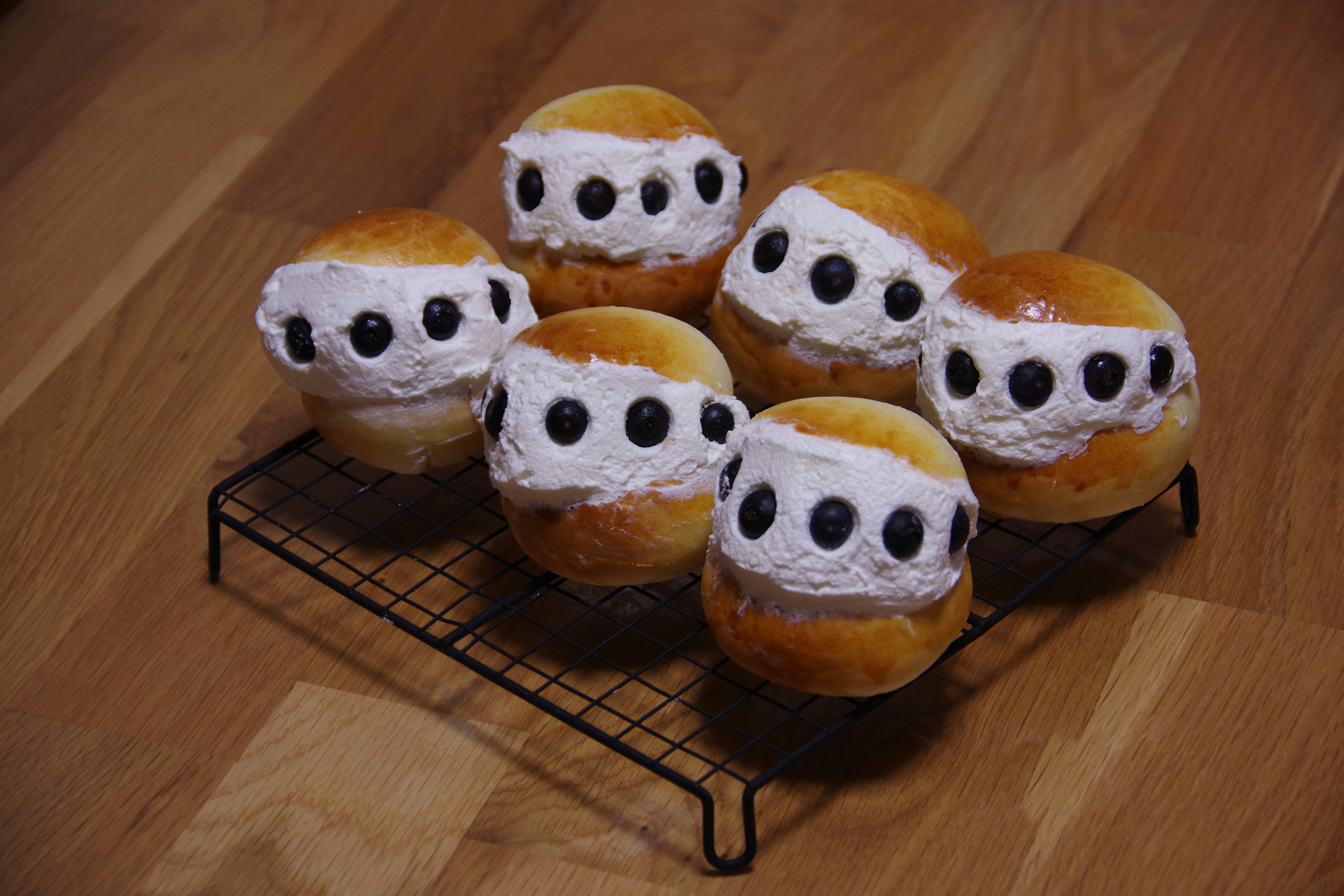 petits pains au motif d’yeux disposés sur une grille