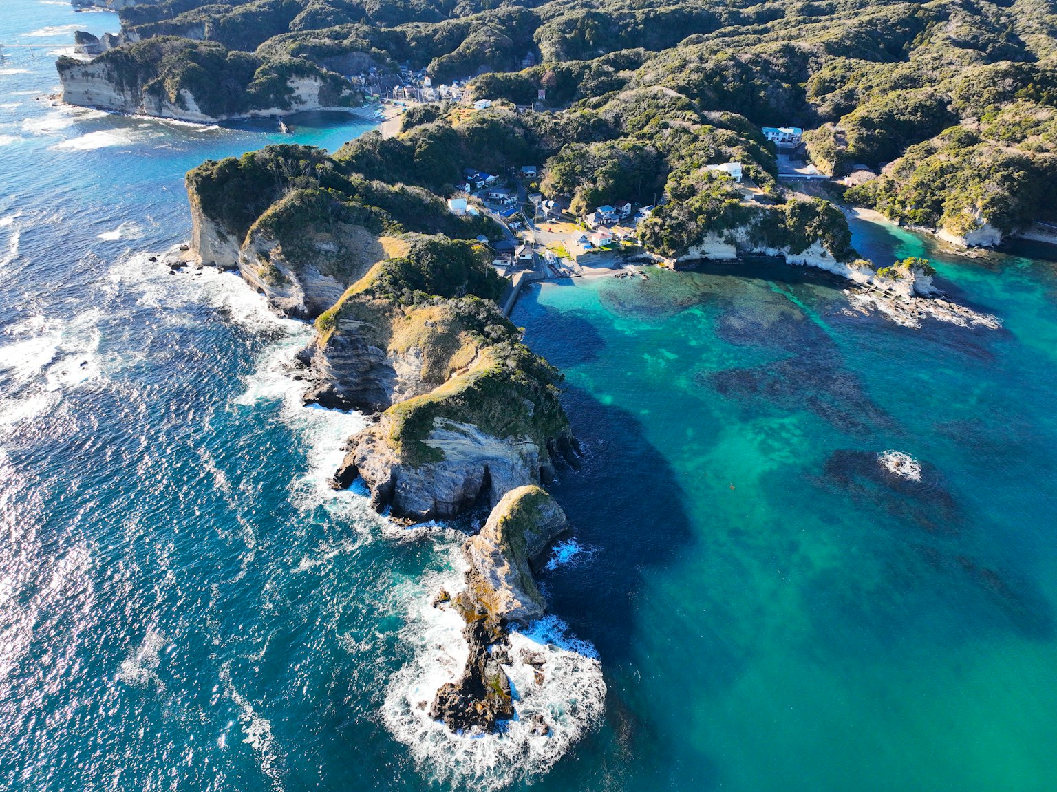 Vista aerea di una splendida costa con acque blu