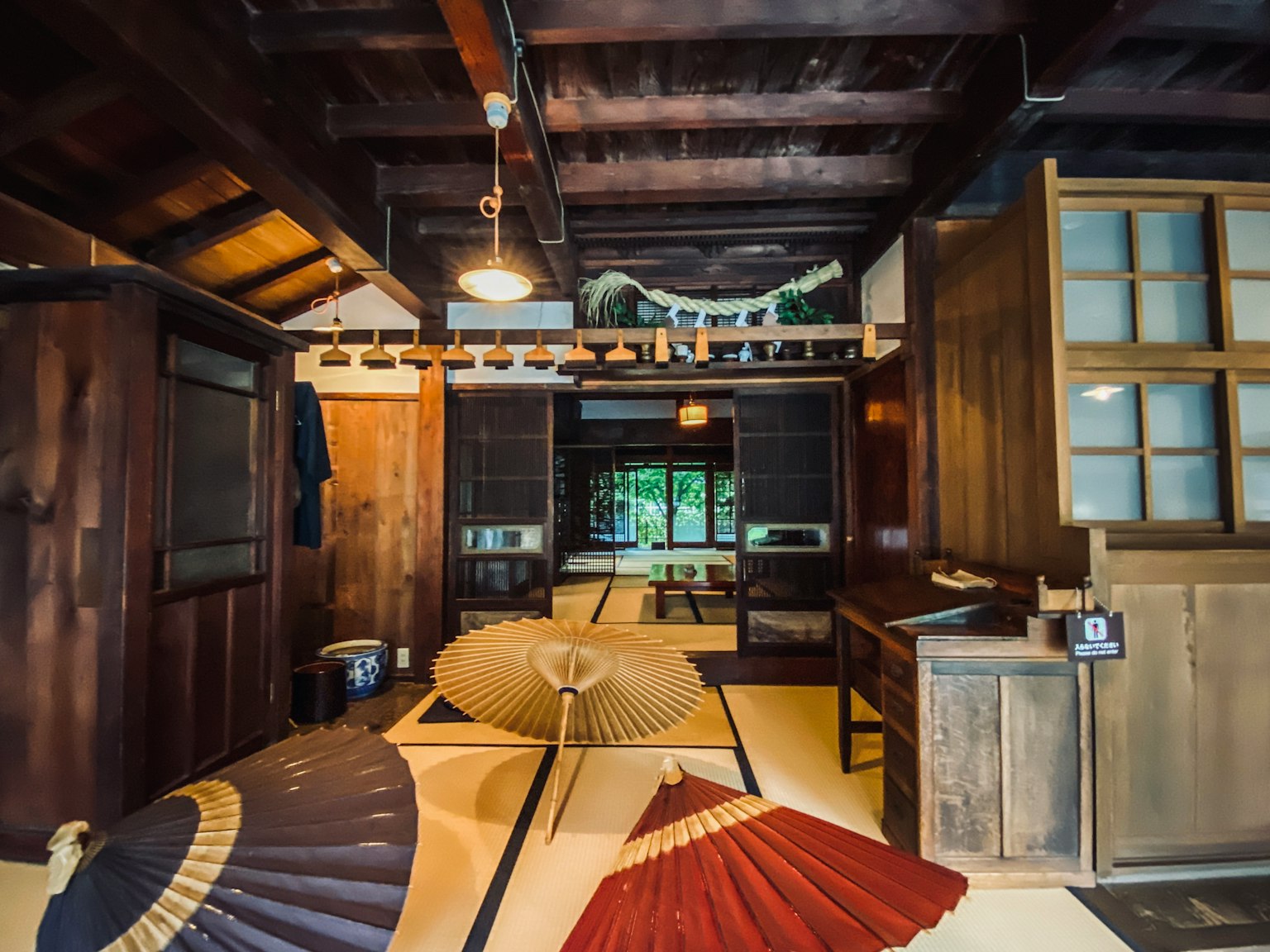 Nội thất truyền thống Nhật Bản với tatami và cấu trúc gỗ quạt nhiều màu đặt trên sàn