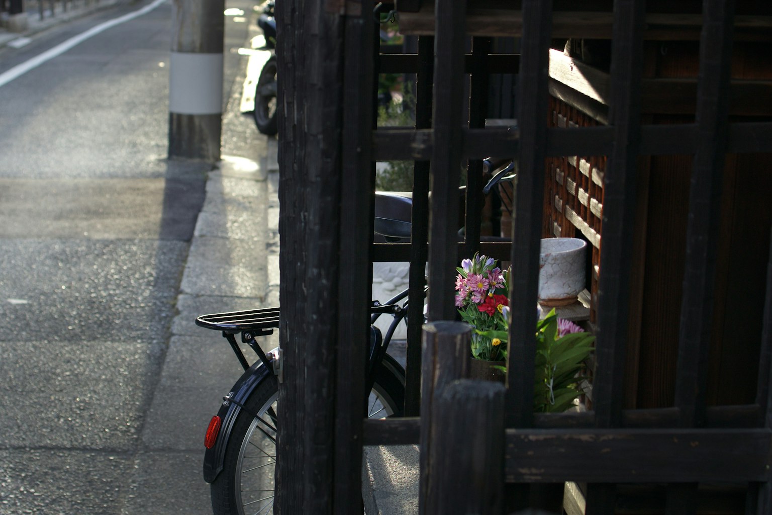 傳統日本街道，有自行車和花卉