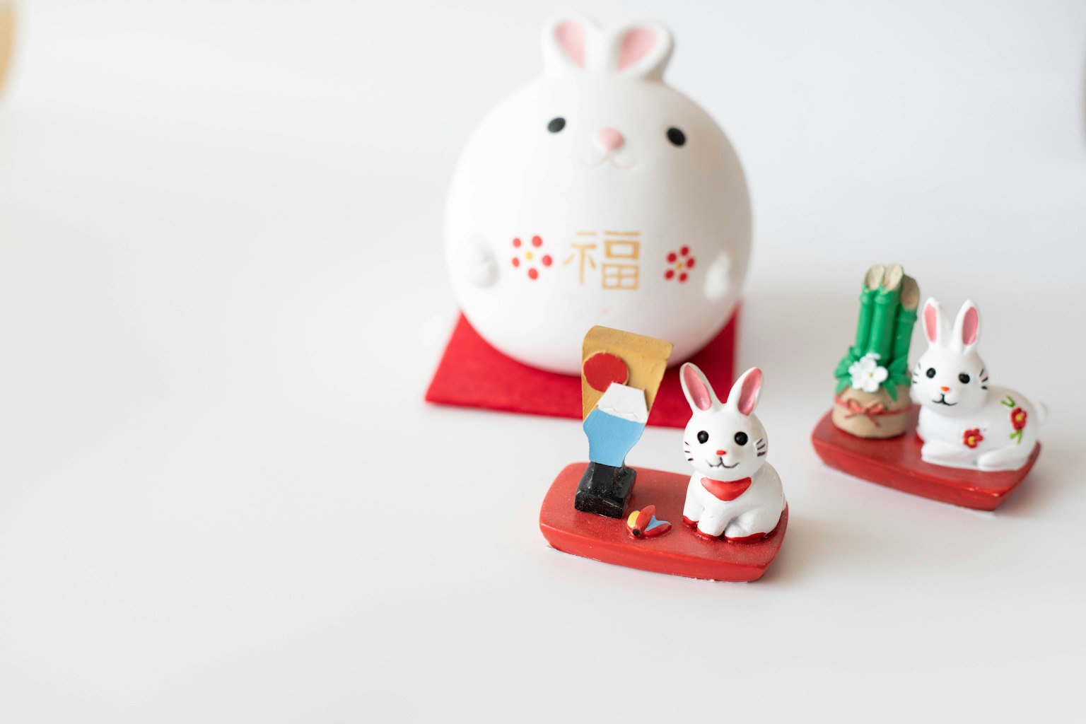 白色兔子雕像和裝飾性小兔子雕像排列在一起