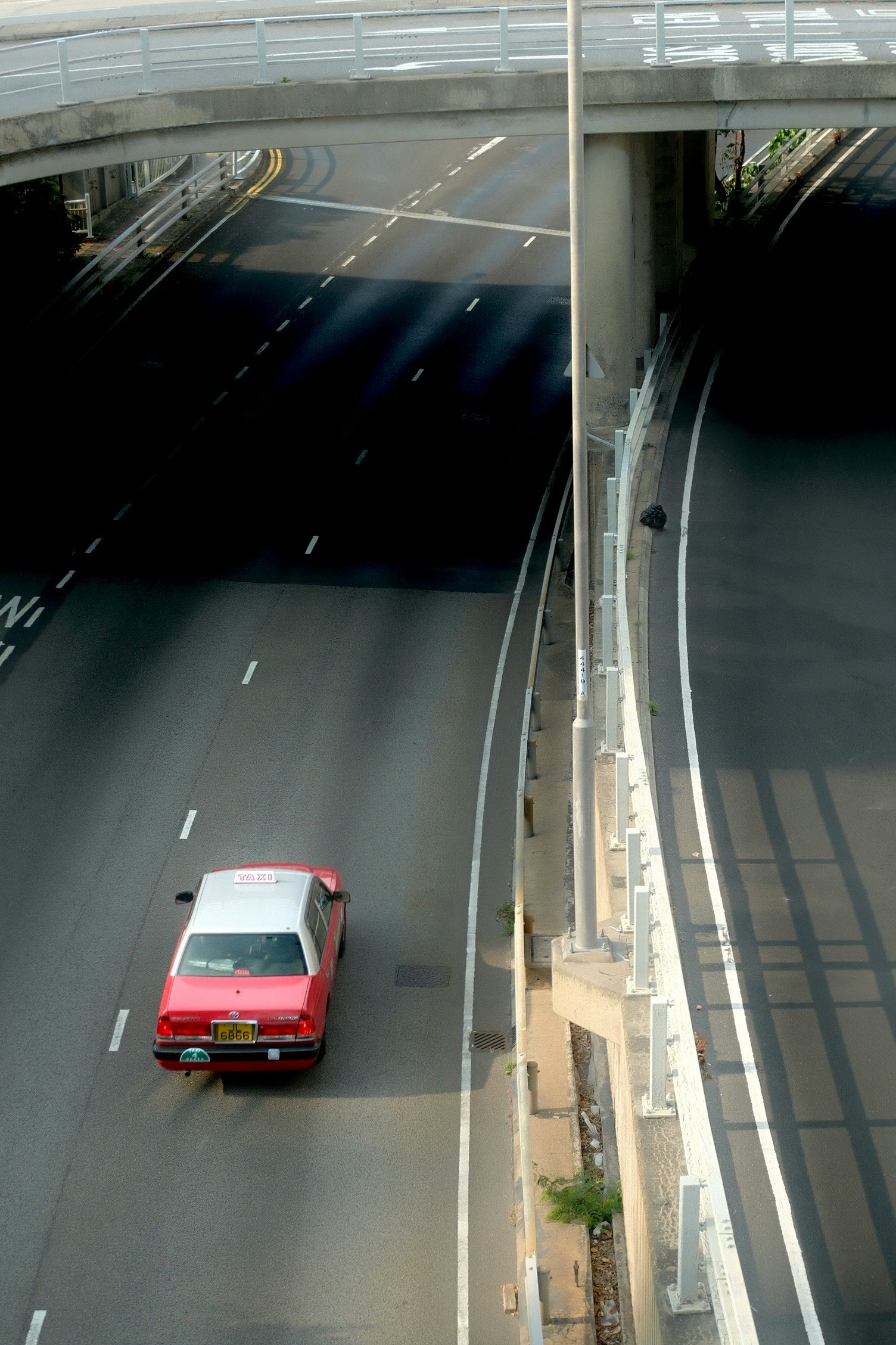 赤い車が高速道路を走っている上からの視点