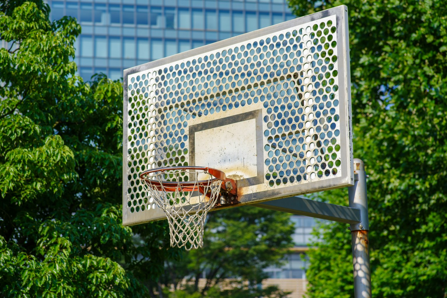 Panier de basket et filet sous le ciel bleu