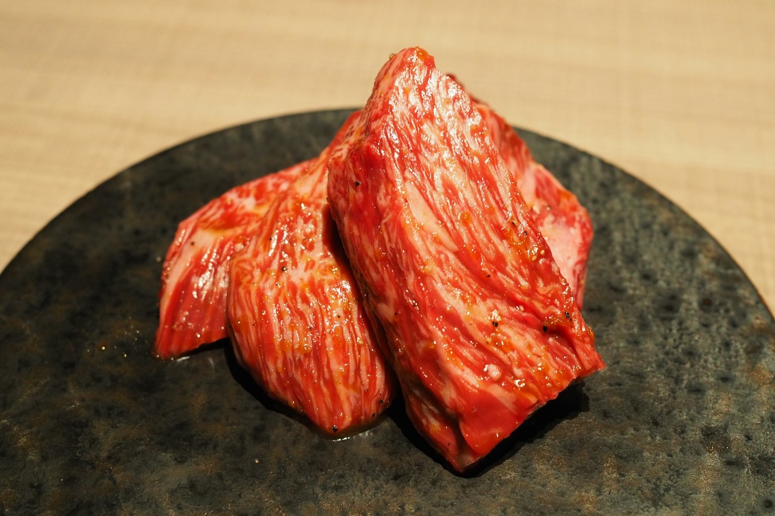 在黑色盤子上盛放的大理石紅肉