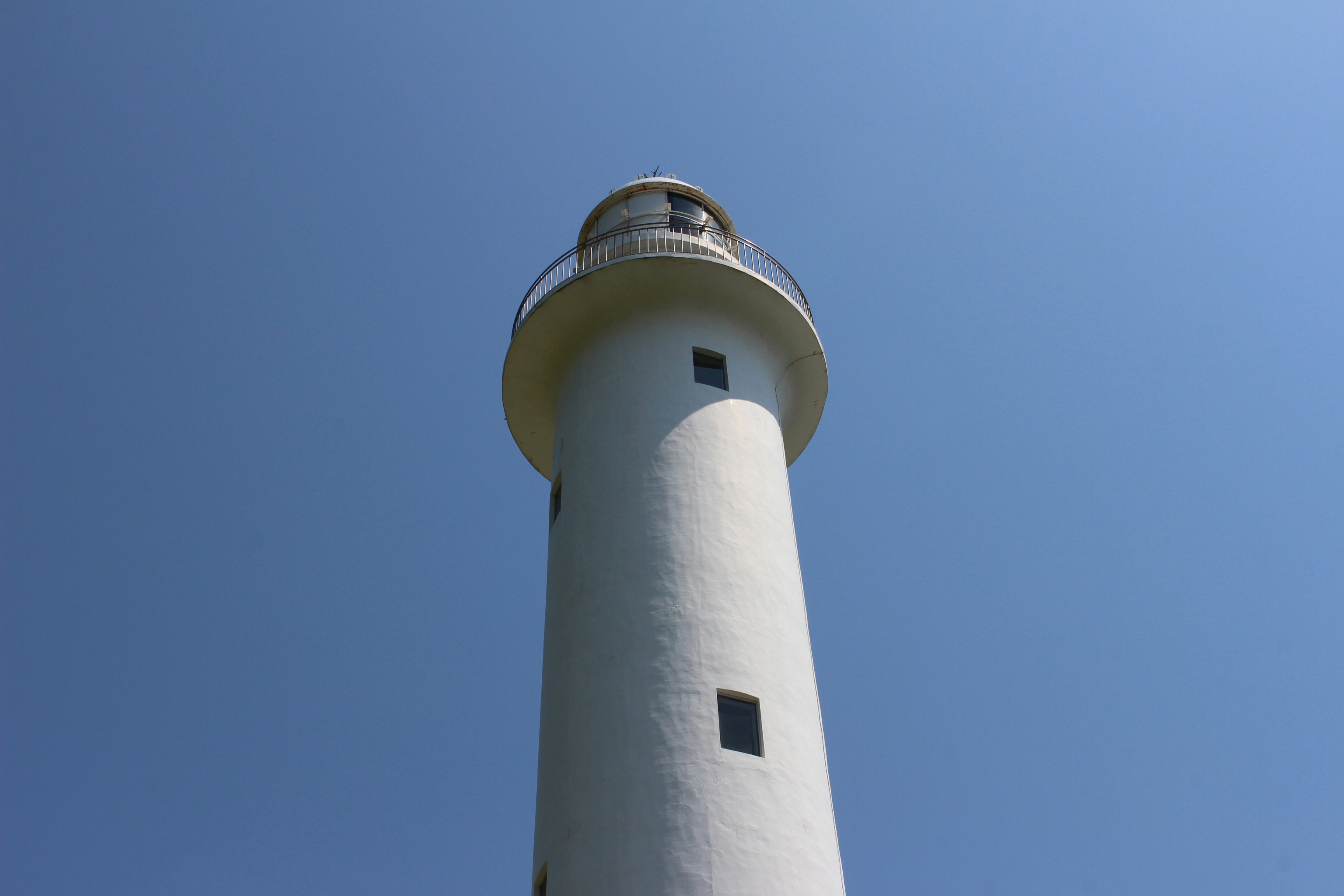 白い灯台の塔と青空