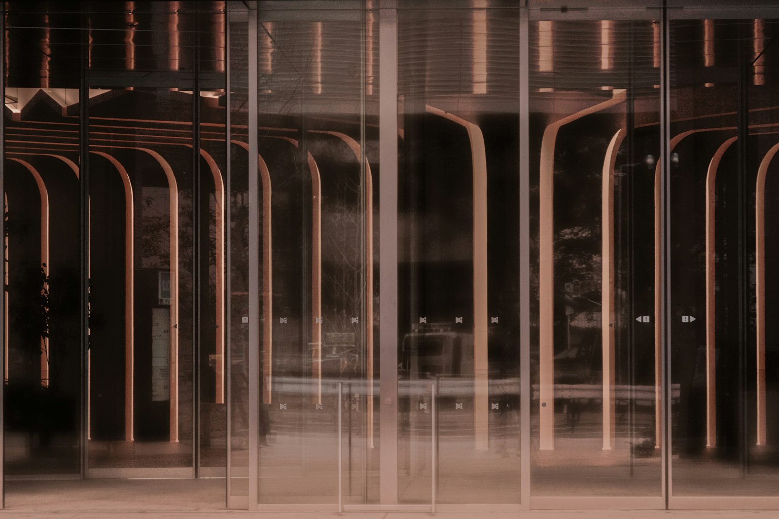 Entrée moderne avec portes en verre et structures arquées