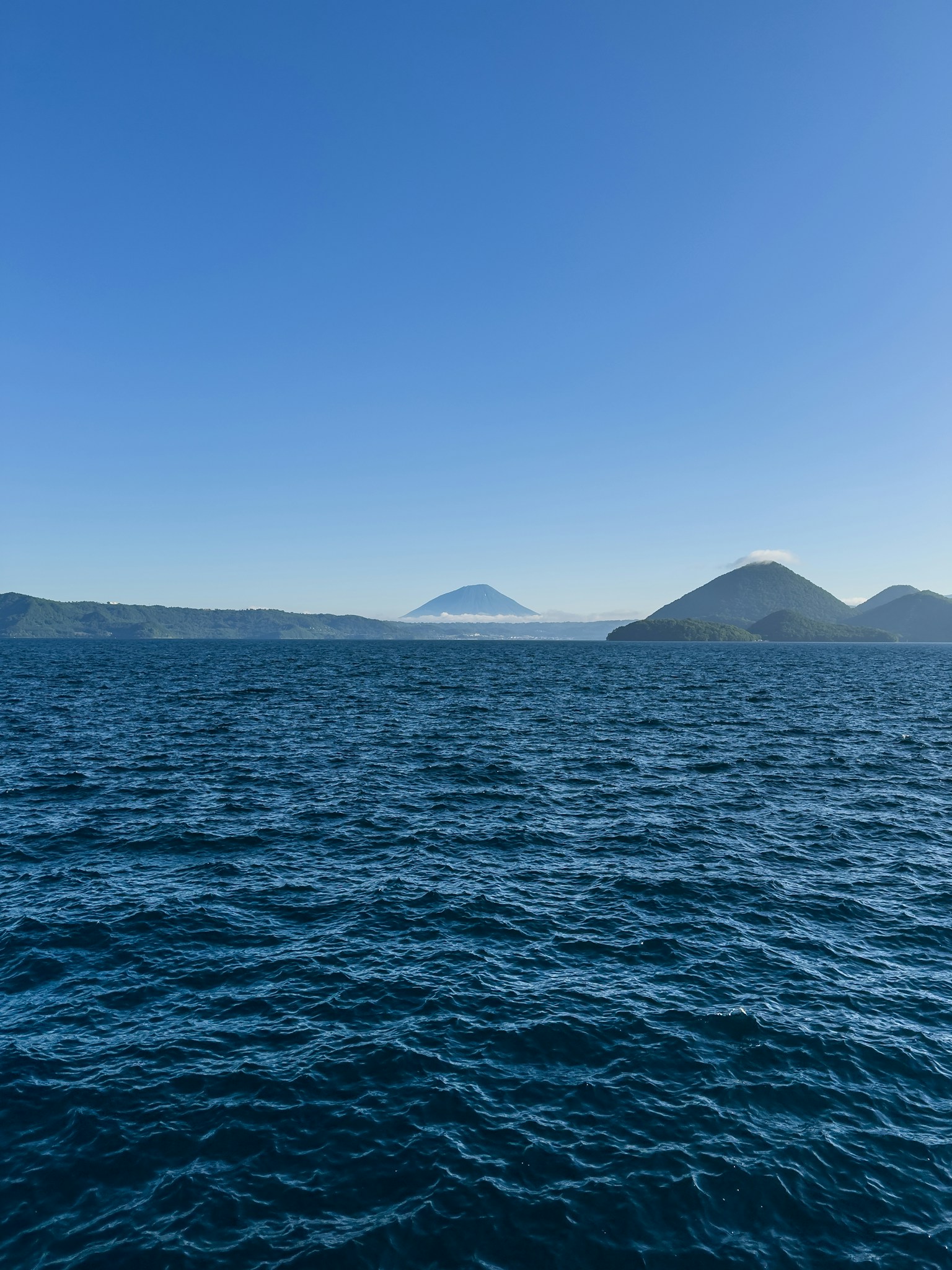 蓝色海洋与远处山脉的风景