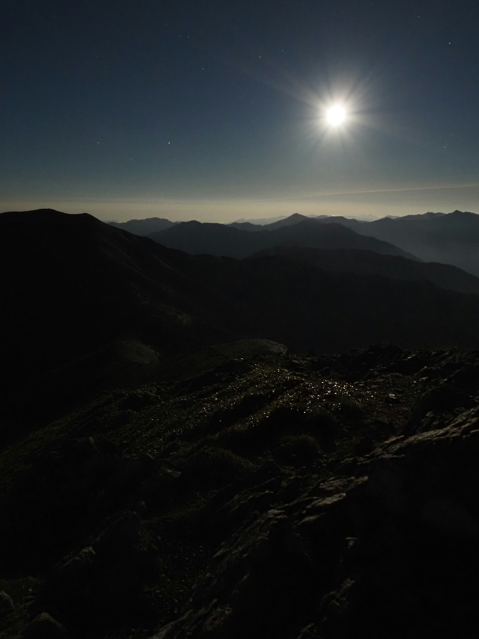 Silhouette của những ngọn núi dưới ánh trăng với phong cảnh yên bình