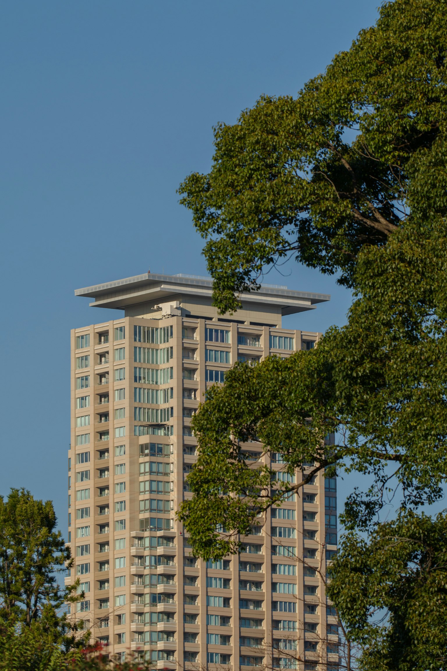 Hochhaus vor einem klaren blauen Himmel