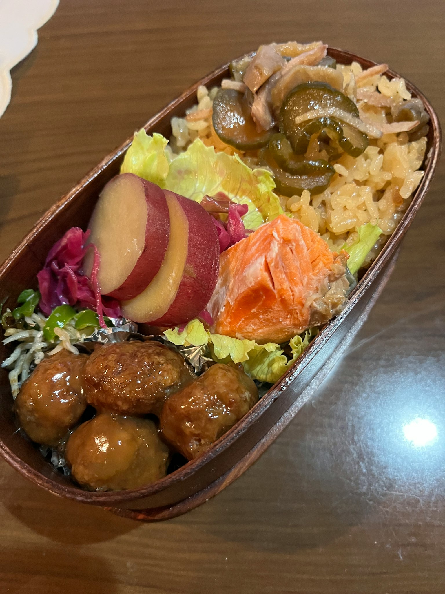 色彩豐富的便當盒，裝滿了各種菜餚