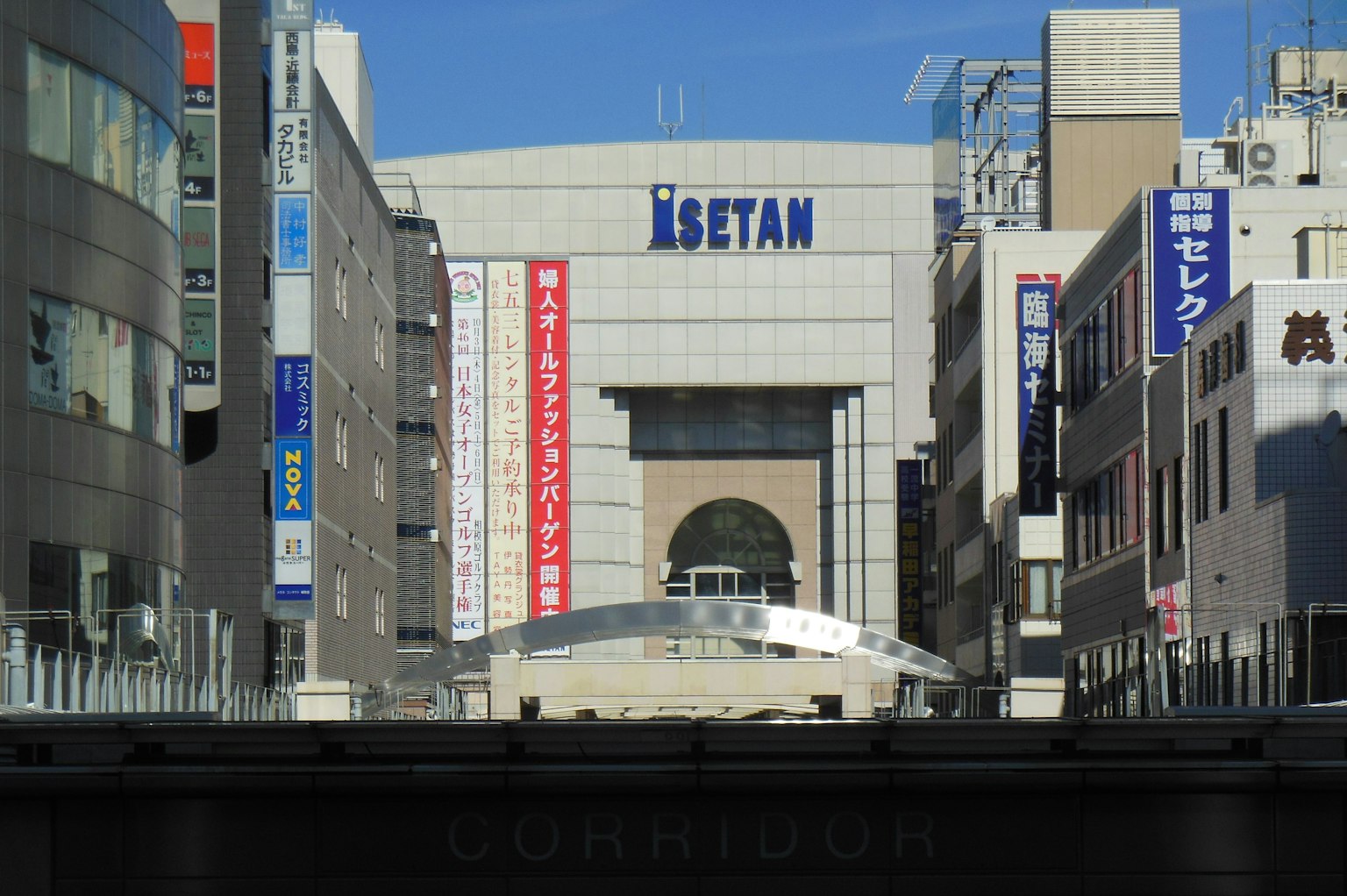城市风景，展示伊势丹大楼