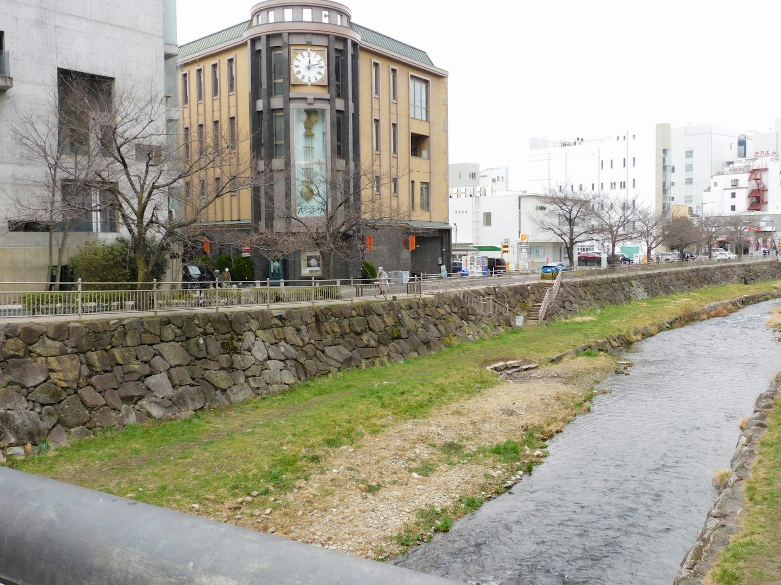 Vue pittoresque d'une rivière à côté d'un vieux bâtiment