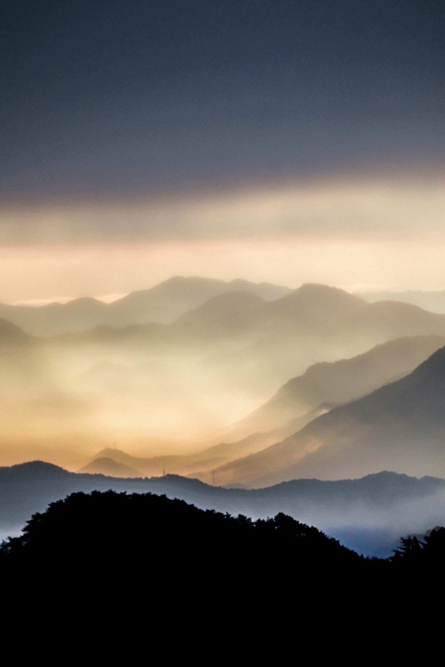 被霧氣包圍的山脈景觀,柔和的光線擴散