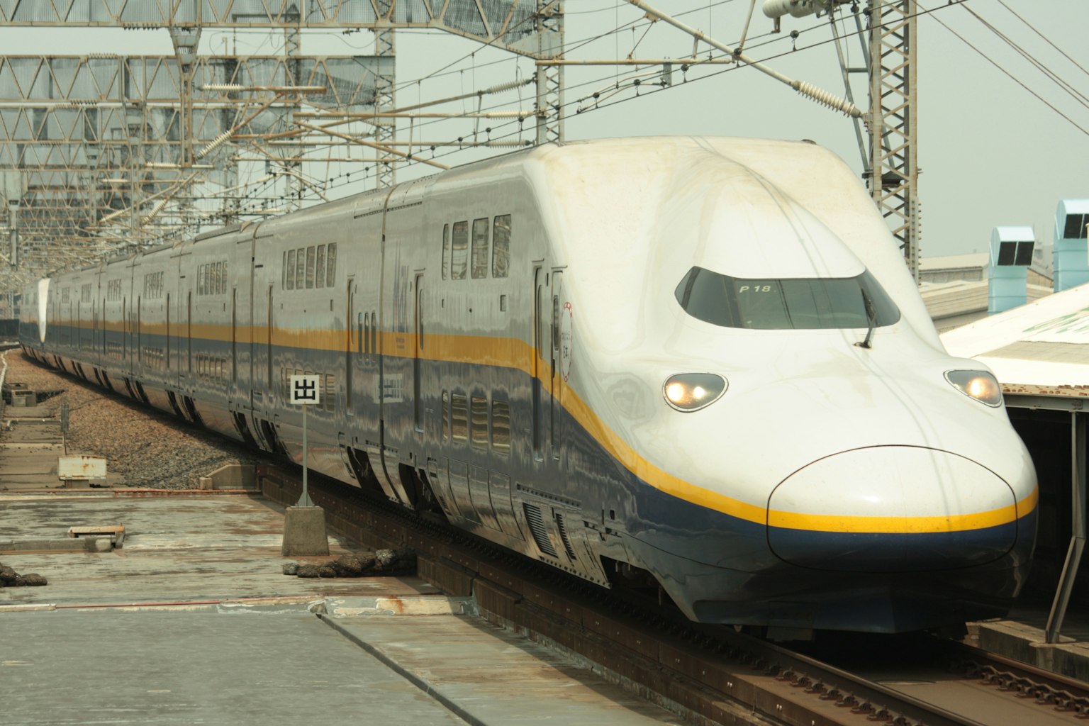 รถไฟชินคันเซนหยุดอยู่บนราง