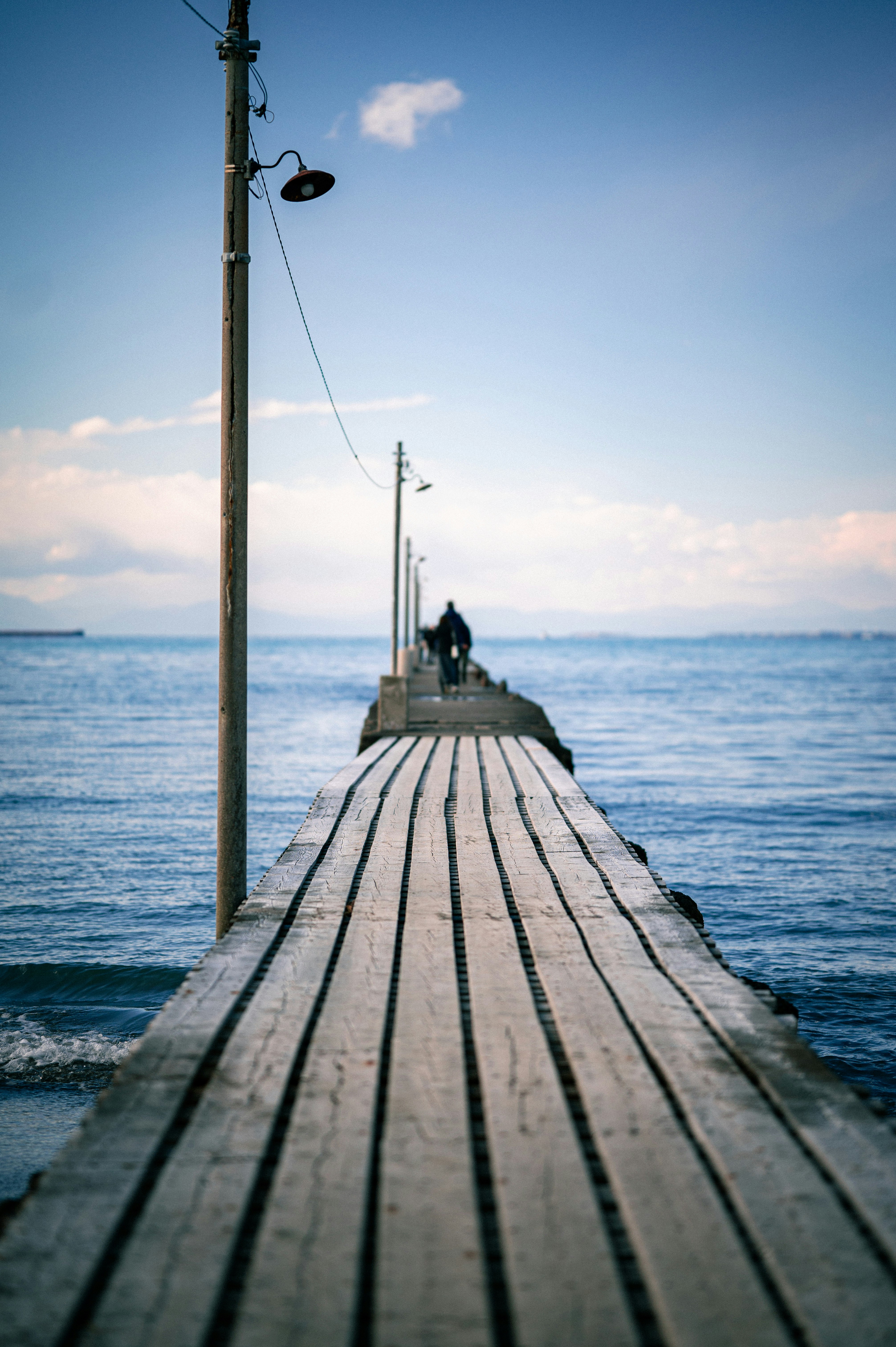 passerelle en bois s’étendant dans la mer