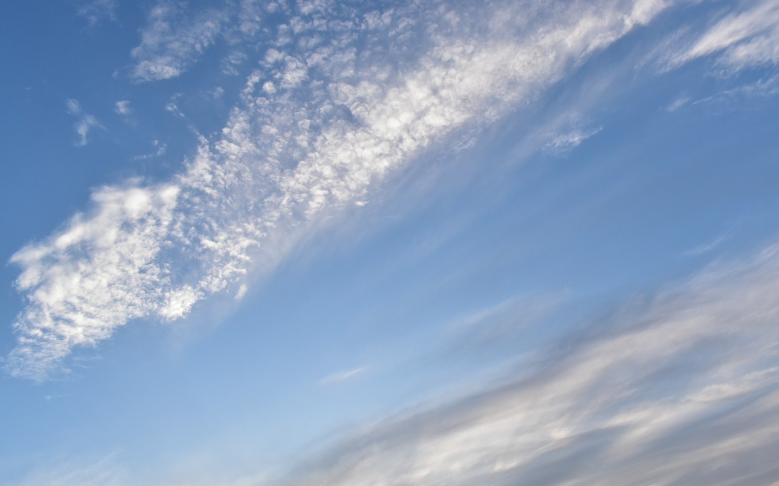 Vue magnifique de nuages blancs dans un ciel bleu