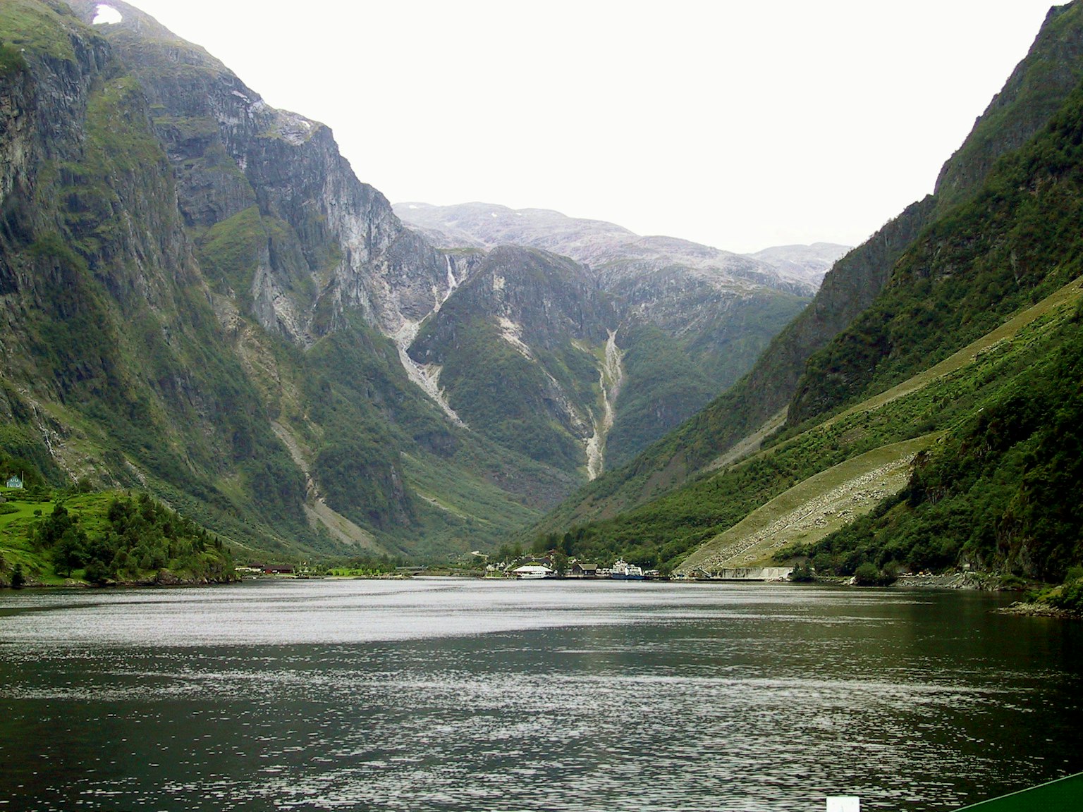 Malersiches Fjordlandscape umgeben von üppigen Bergen