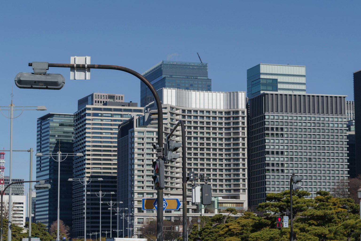 Horizonte urbano con rascacielos modernos bajo un cielo azul claro