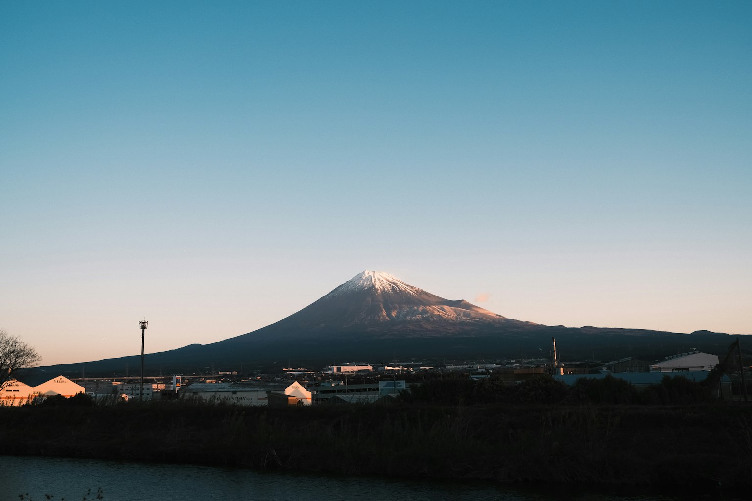 푸른 하늘과 후지산의 경치