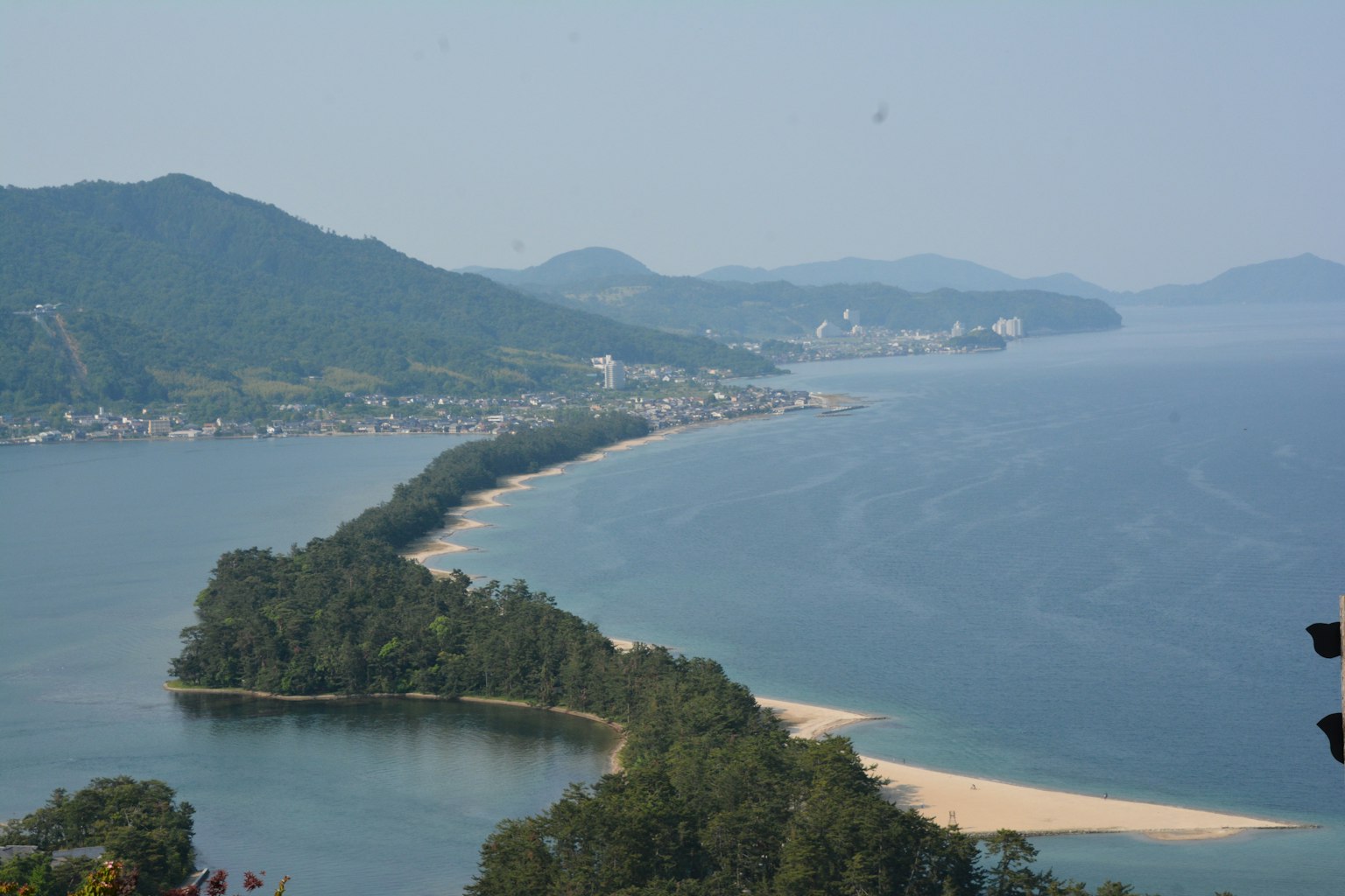 วิวชายฝั่งที่สวยงามพร้อมภูเขาและชายหาดทราย