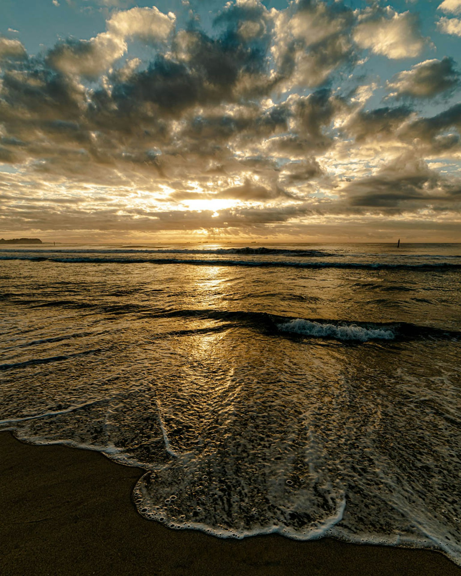 Bellissimo paesaggio marino con onde e nuvole sullo sfondo di un tramonto
