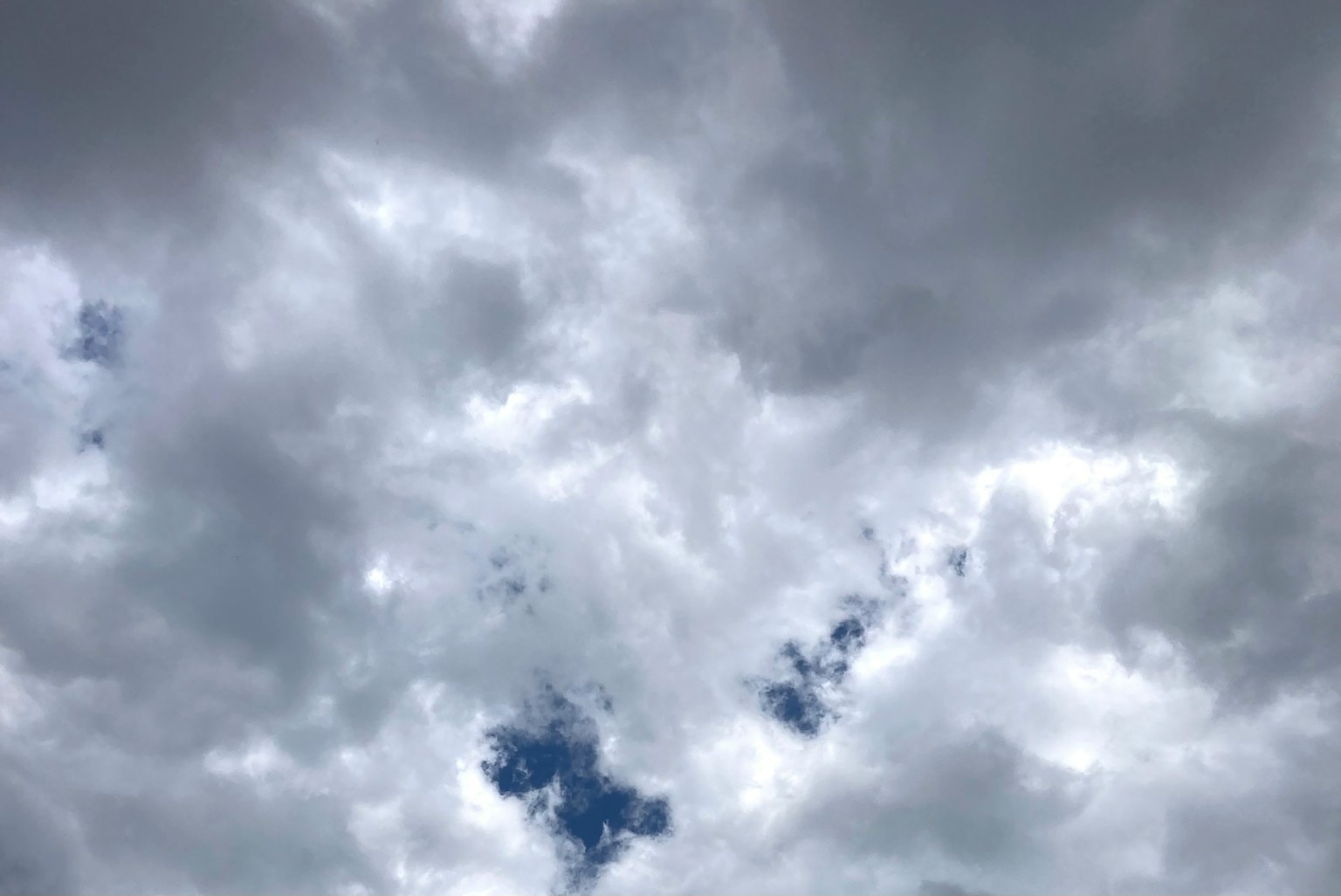 Langit mendung dengan bercak biru yang terlihat