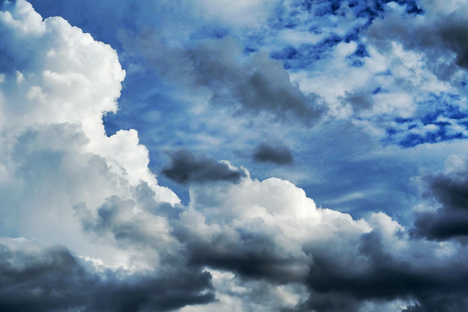 Cielo blu vibrante con nuvole bianche soffici