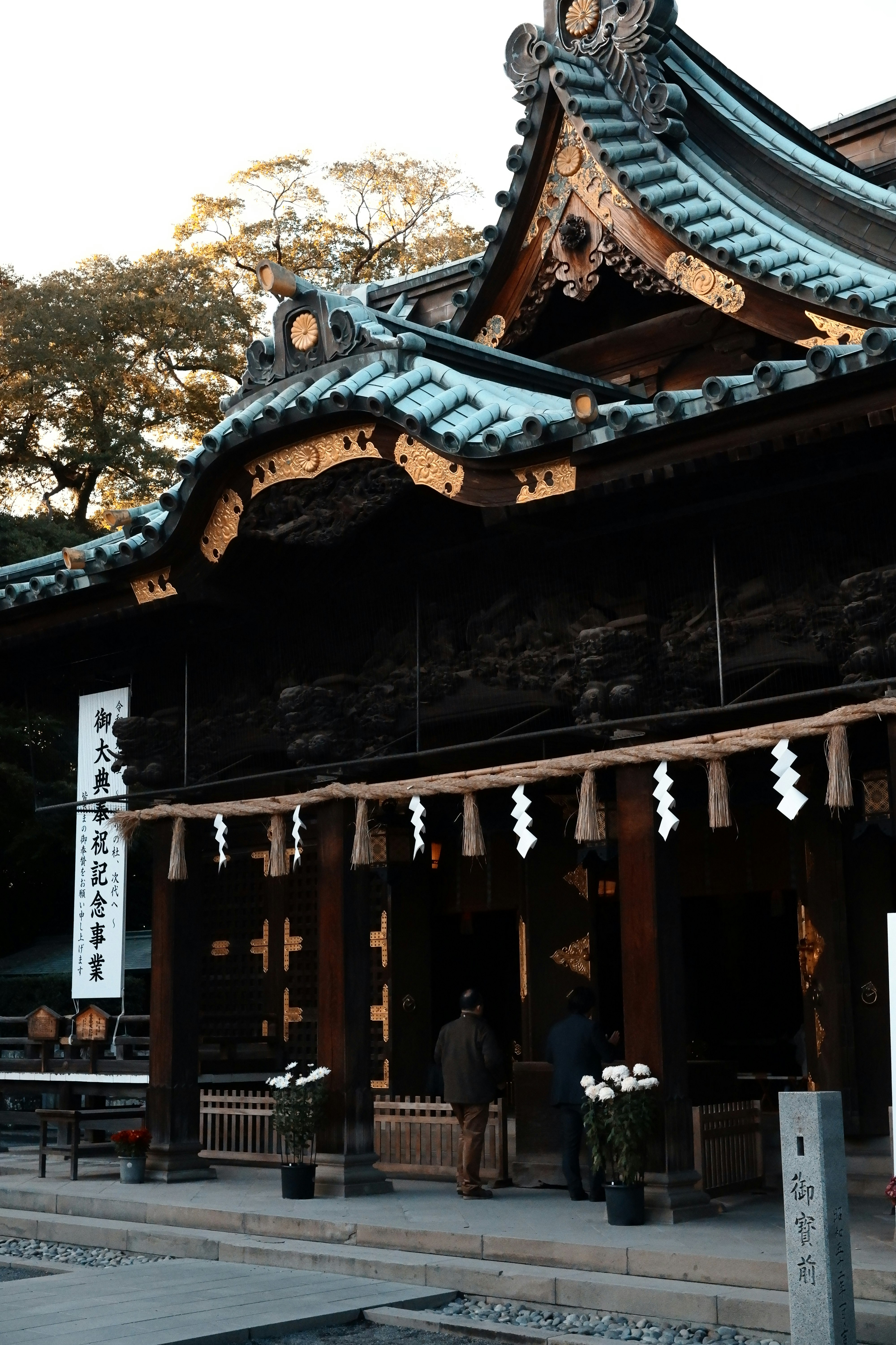 神社の拝殿と提灯が並ぶ参道