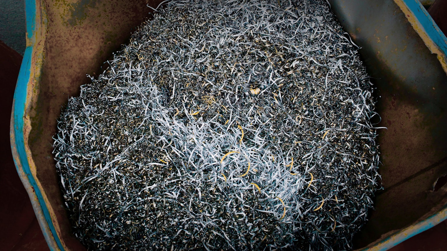 Nahaufnahme einer Tasche voller feinem, grasähnlichem Material