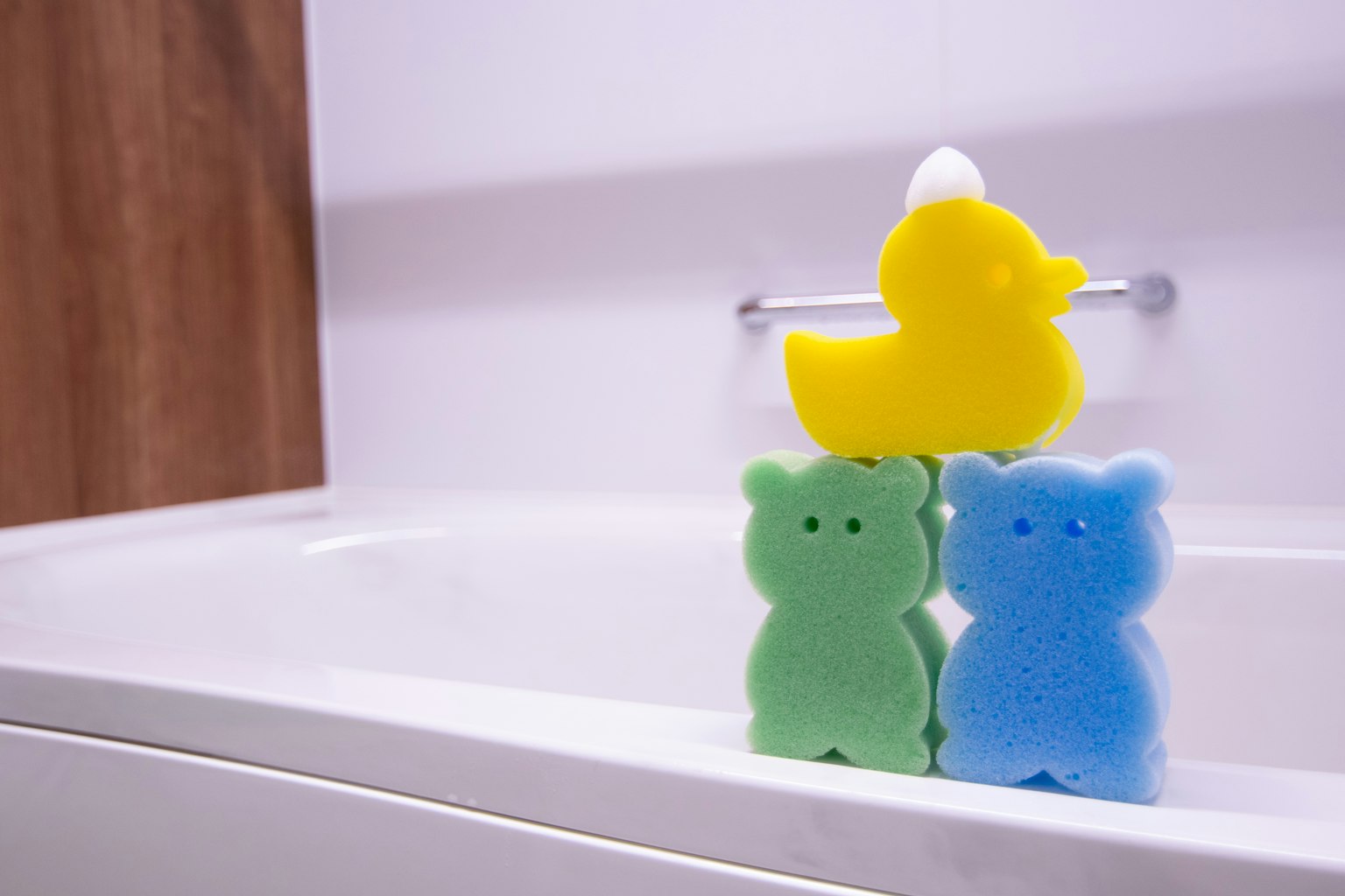 Éponges en forme d'animaux colorés dans une baignoire