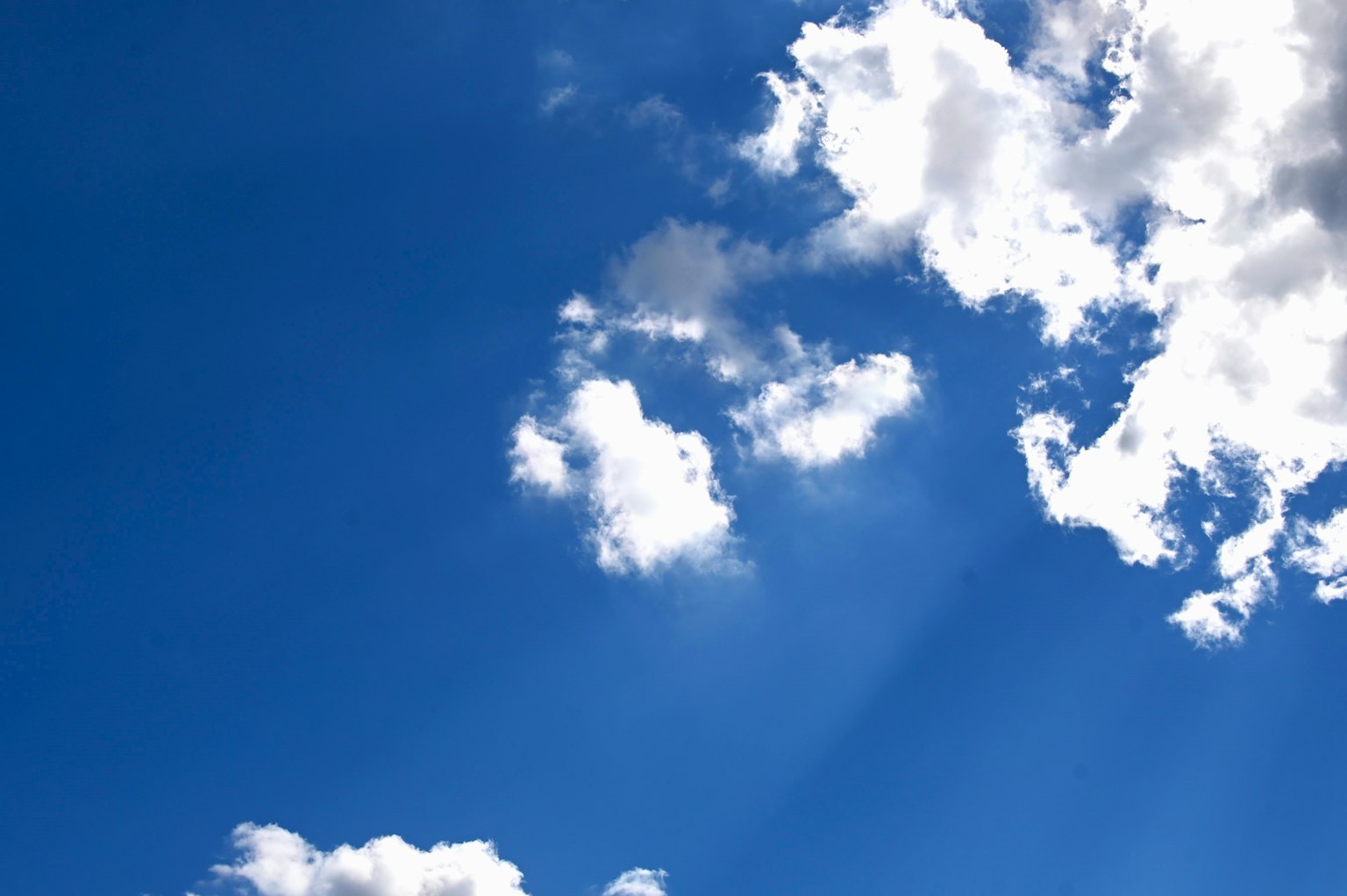 Schöne Aussicht auf den blauen Himmel mit weißen Wolken