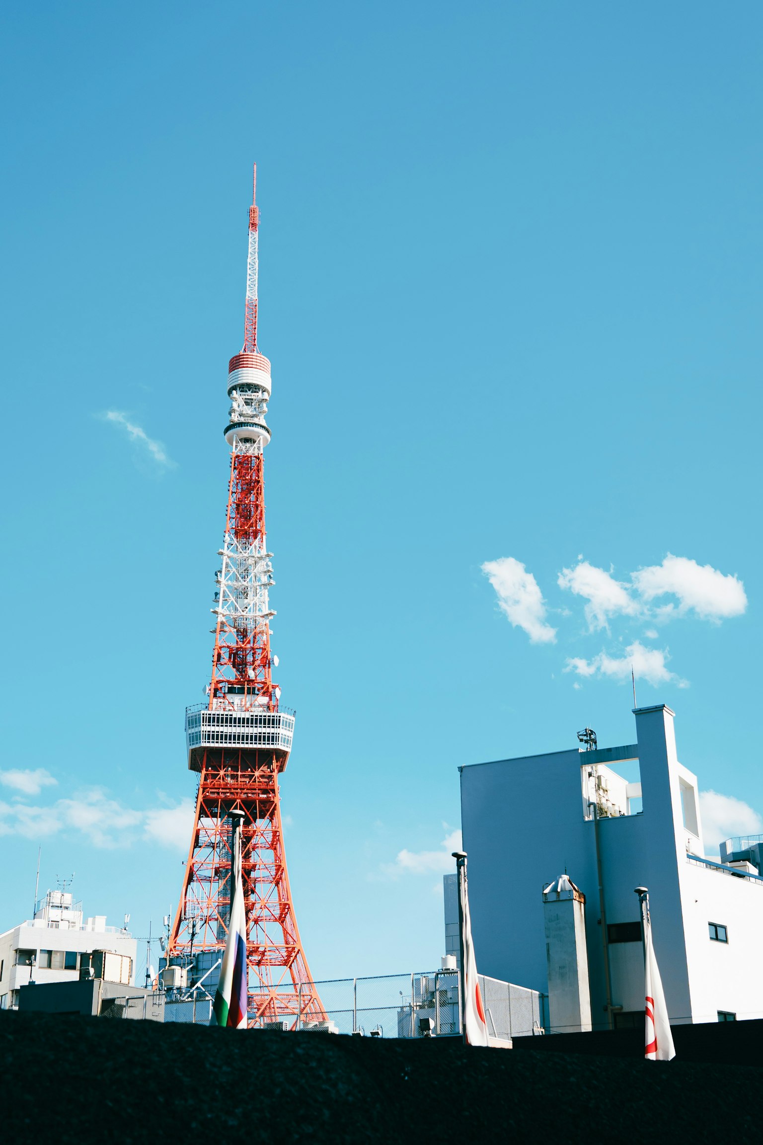 La Tour de Tokyo rouge et blanche se dresse sous un ciel bleu