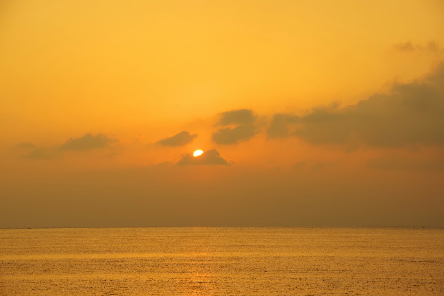 Beautiful landscape with the sun setting over the ocean