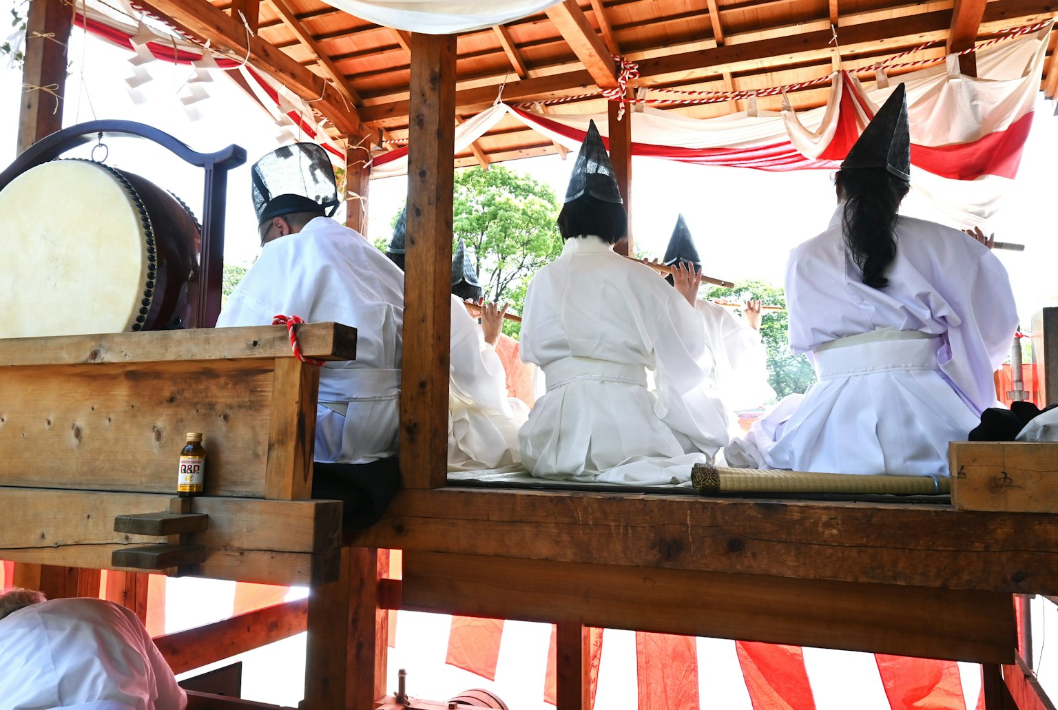 Des personnes en tenue blanche participant à une cérémonie traditionnelle