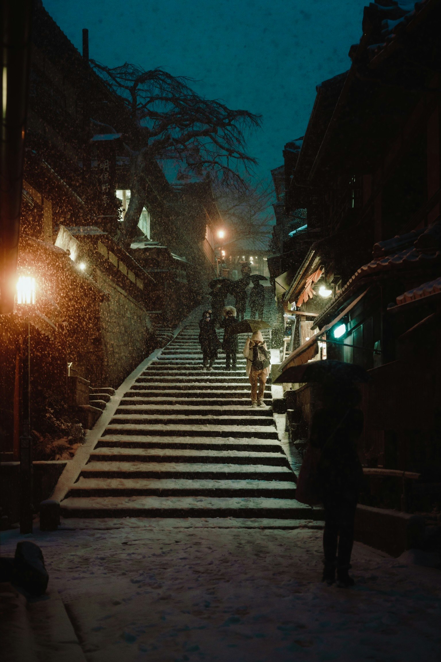 夜晚人们走在雪覆盖的楼梯上