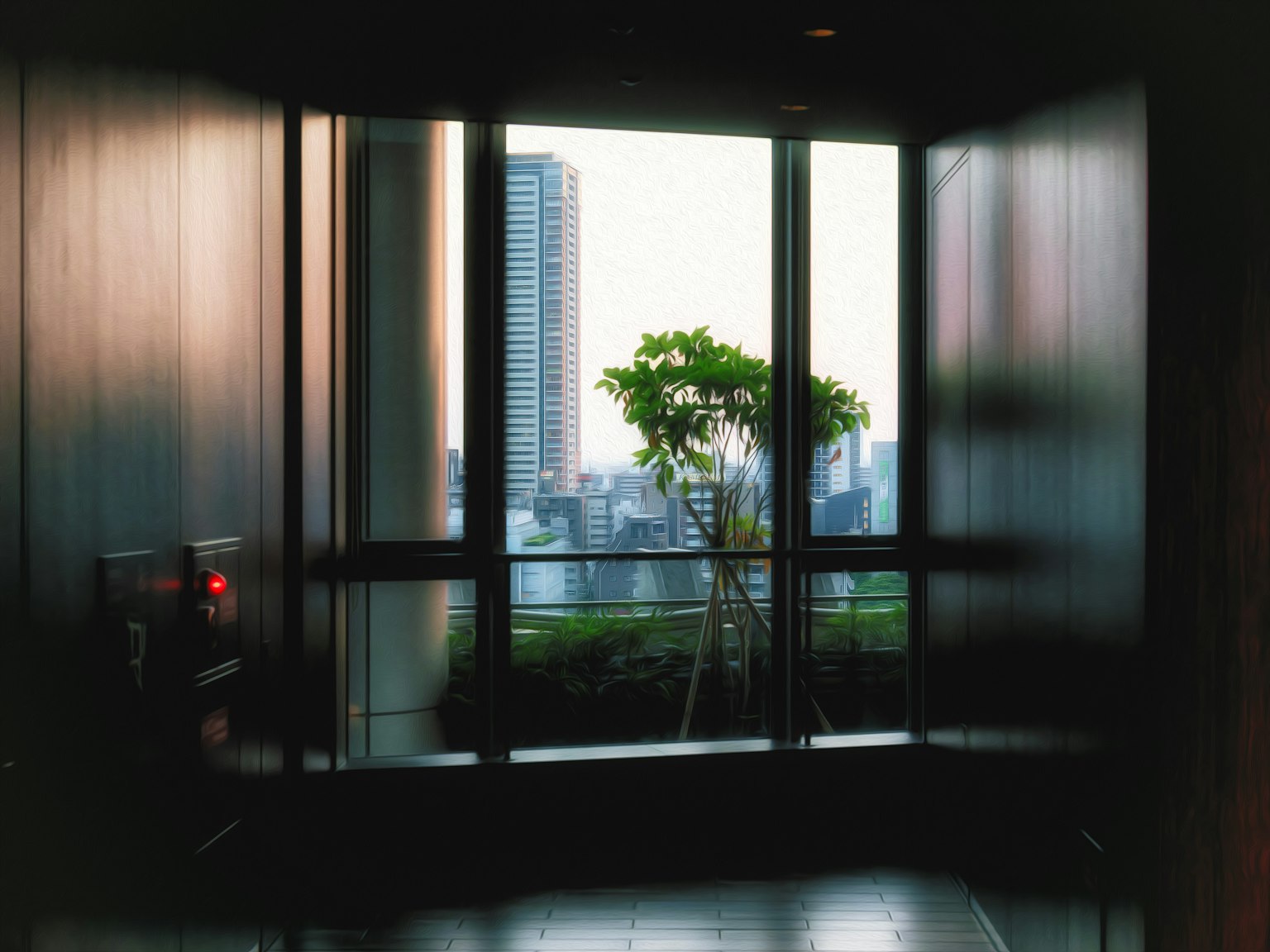 Vue intérieure d'un ascenseur avec un paysage urbain et de la verdure visibles à travers la vitre