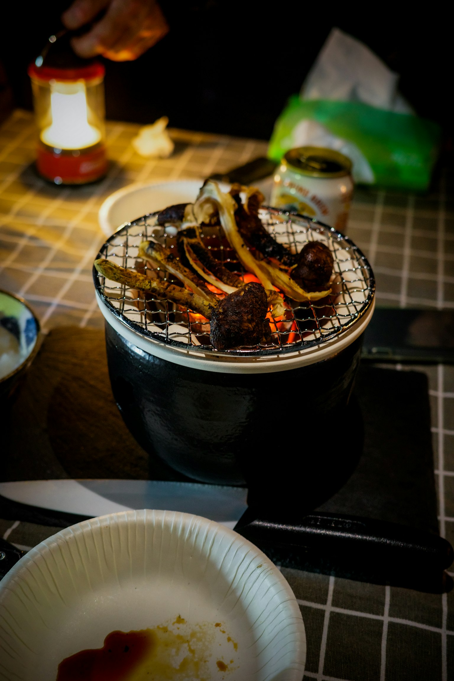 หมู串ย่างบนโต๊ะพร้อมแสงจากโคมไฟ
