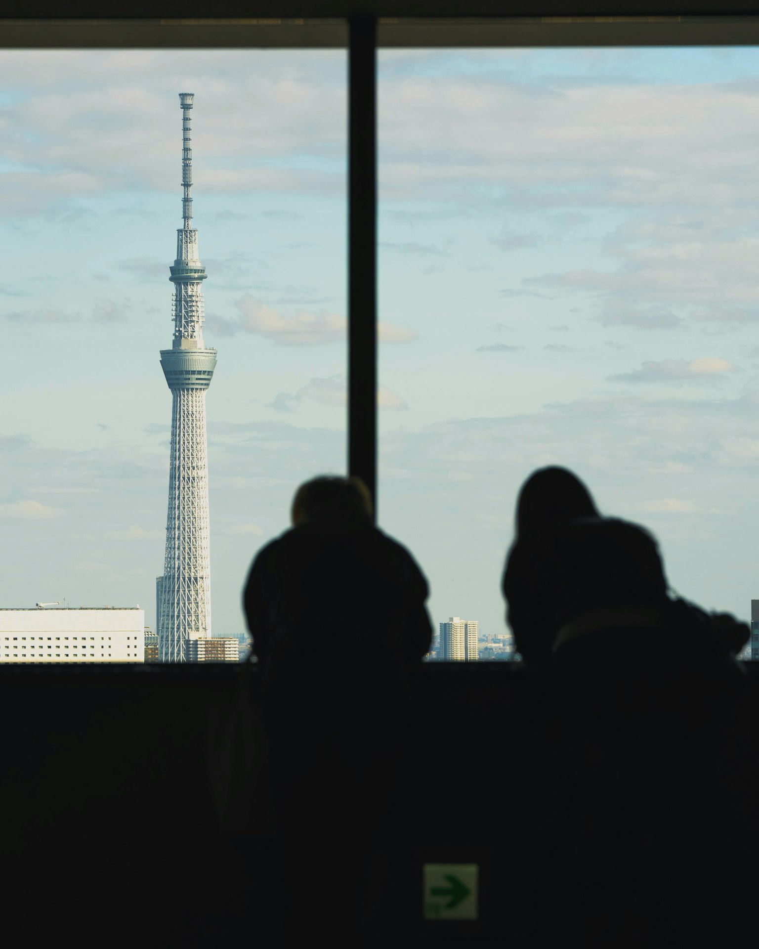 Hình bóng của hai người ngắm nhìn Tokyo Skytree
