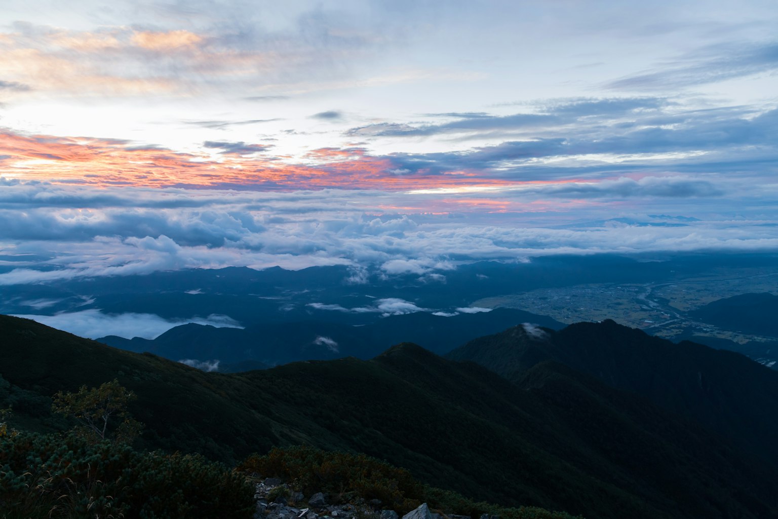 Paysage de montagne avec ciel au coucher de soleil et nuages