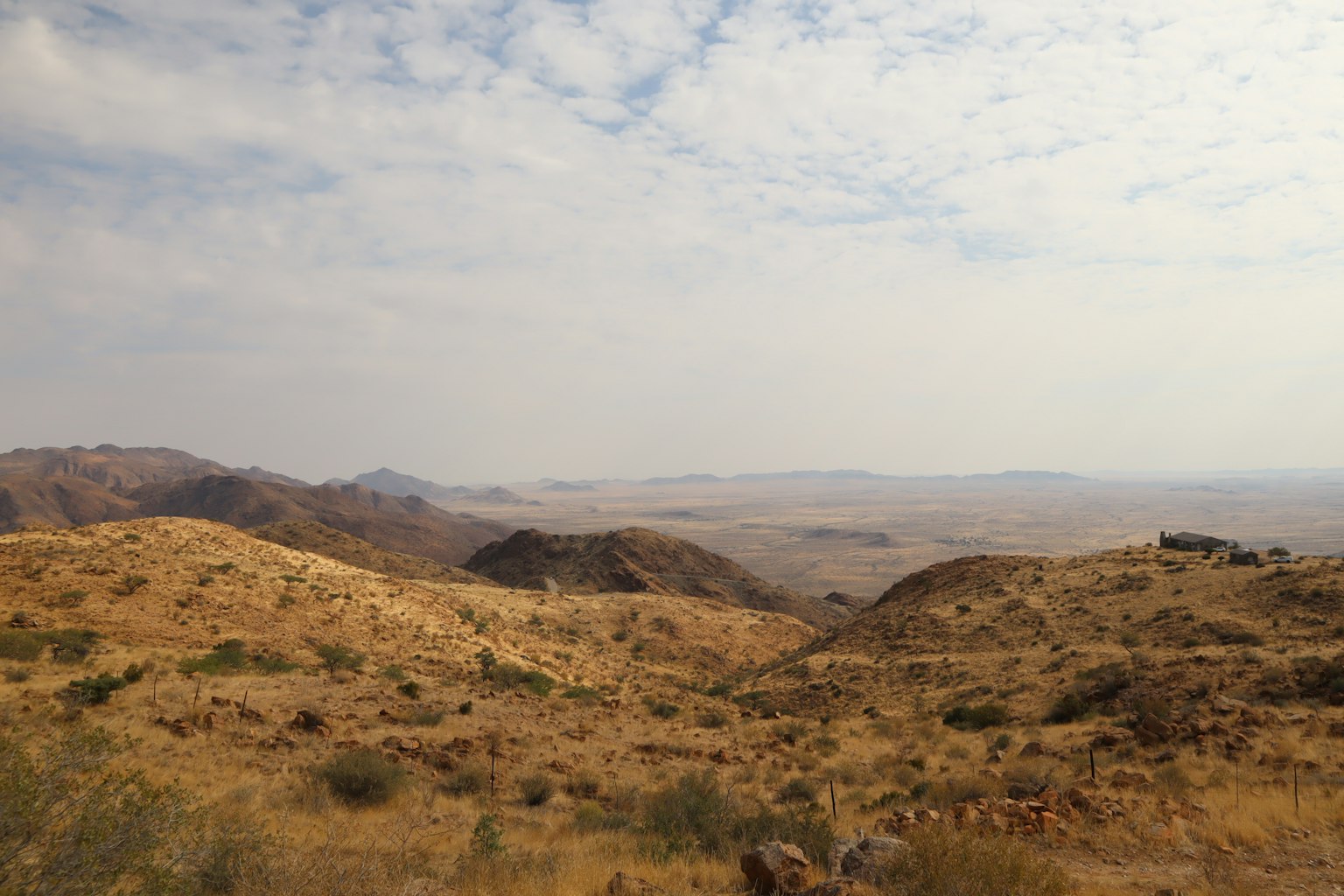 Vista ampia di un paesaggio montano secco
