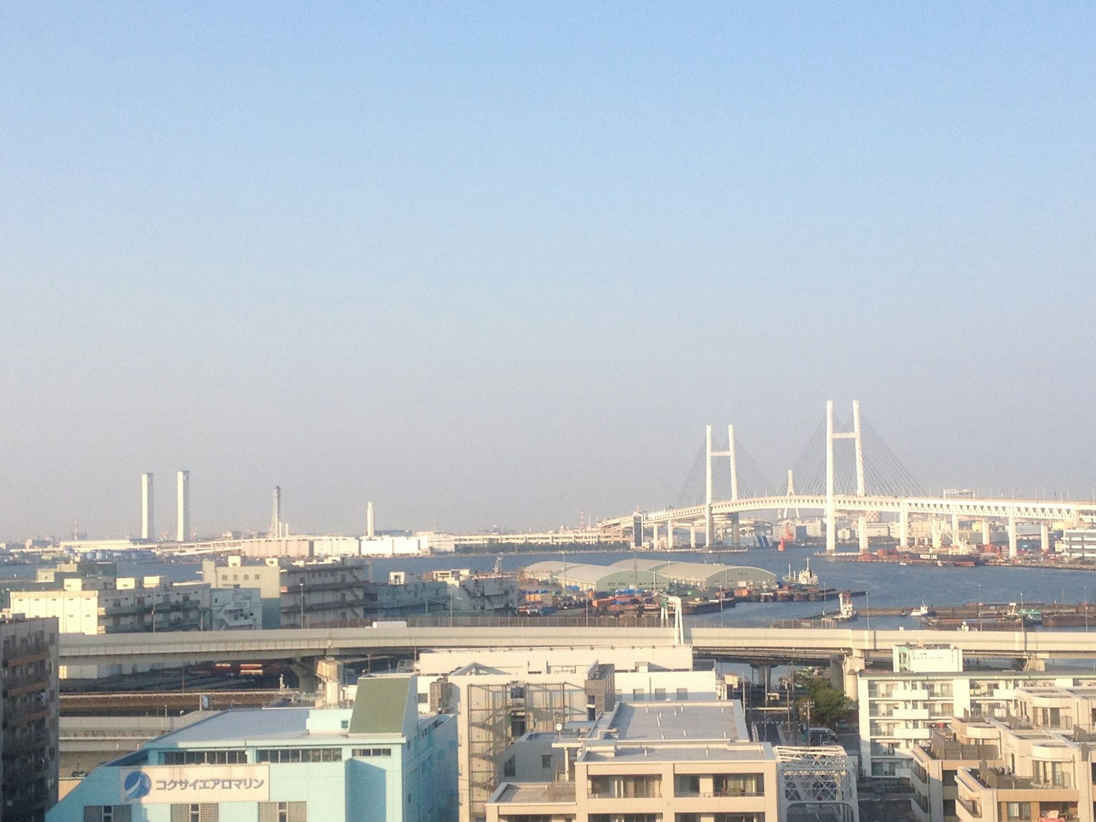 Pemandangan pelabuhan Yokohama dan cakrawala di bawah langit biru jernih dengan sebuah jembatan