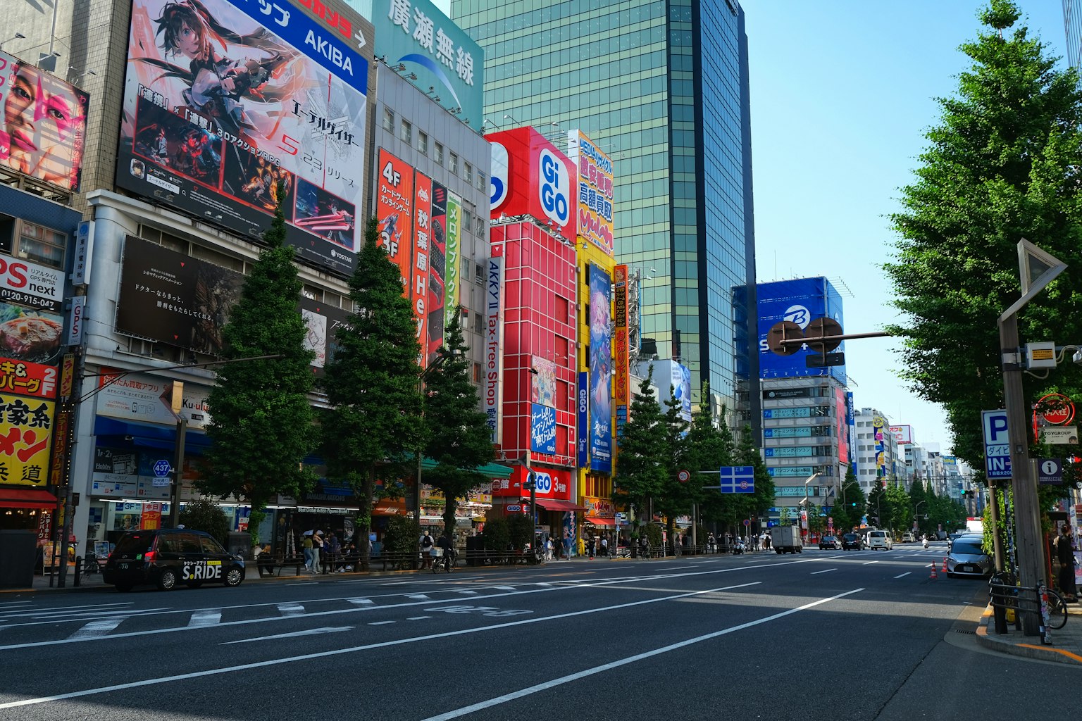 ถนนในโตเกียวที่มีอาคารสูงและโฆษณาสีสันสดใส