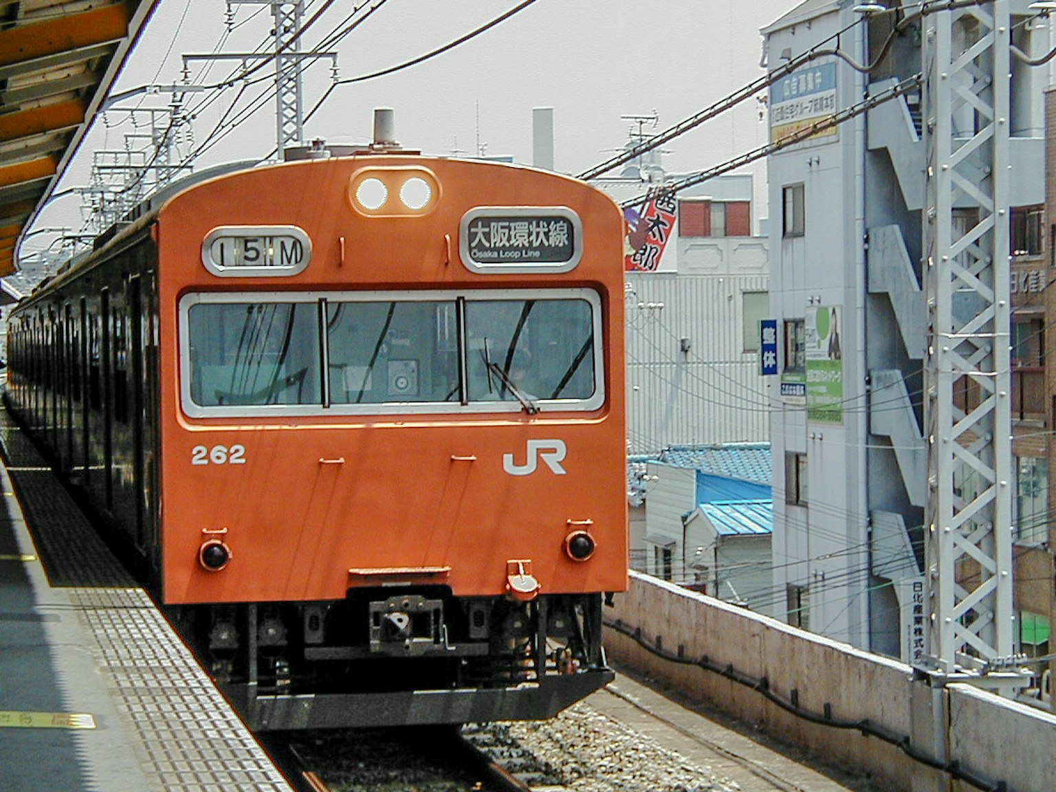 橙色JR列車停在車站