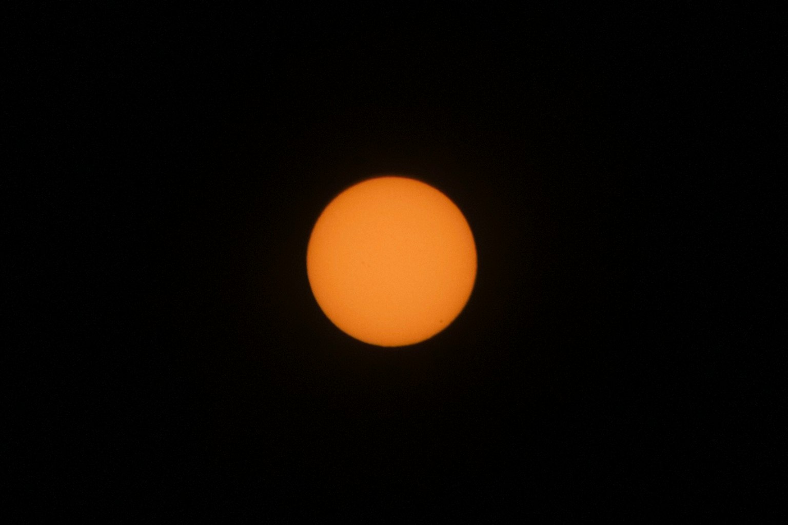 Sol naranja sobre fondo negro